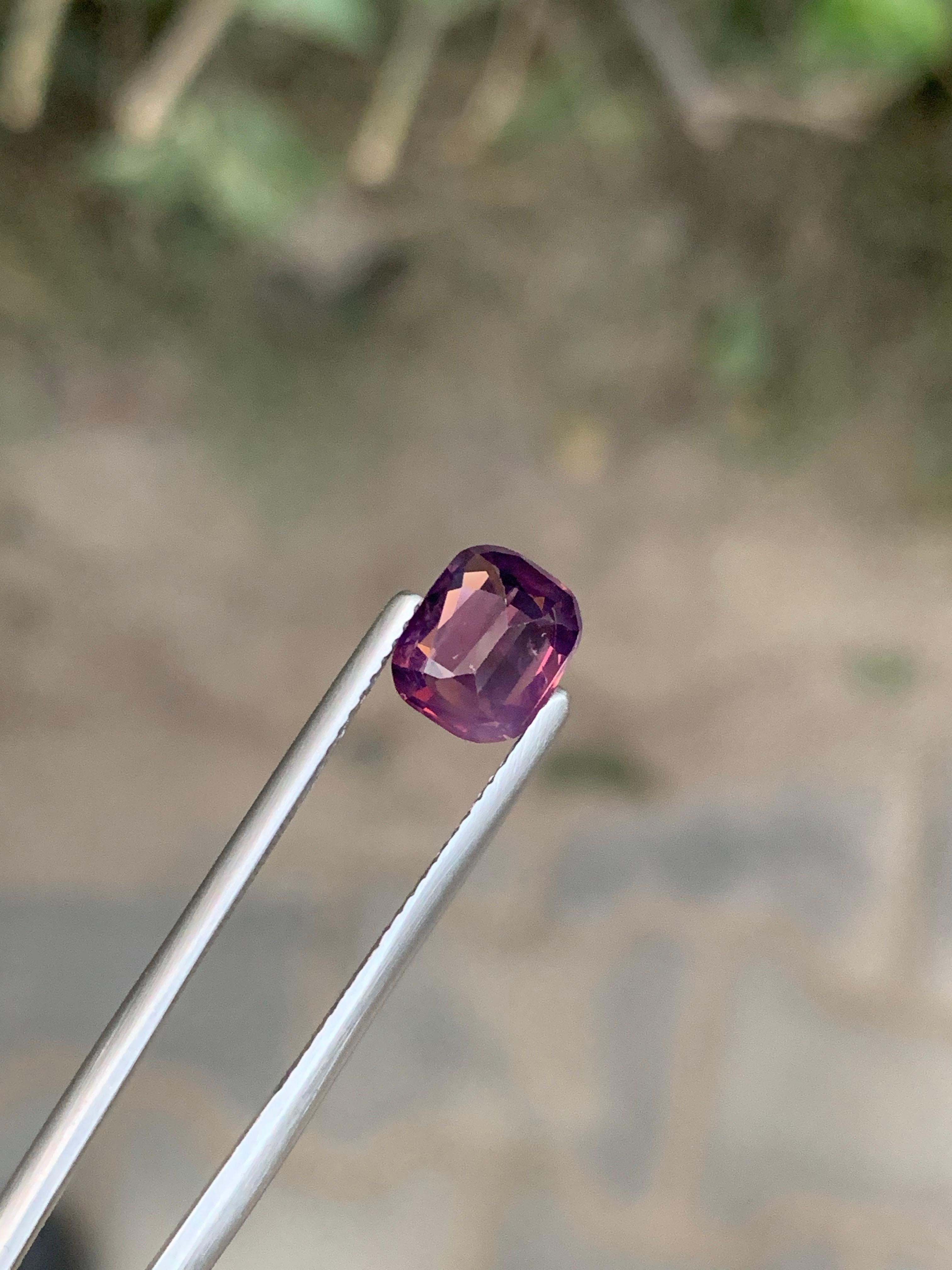 1.90 Carat Natural Loose Spinel Cushion Cut Gemstone From Tanzania (pierres précieuses de Tanzanie) en vente 3