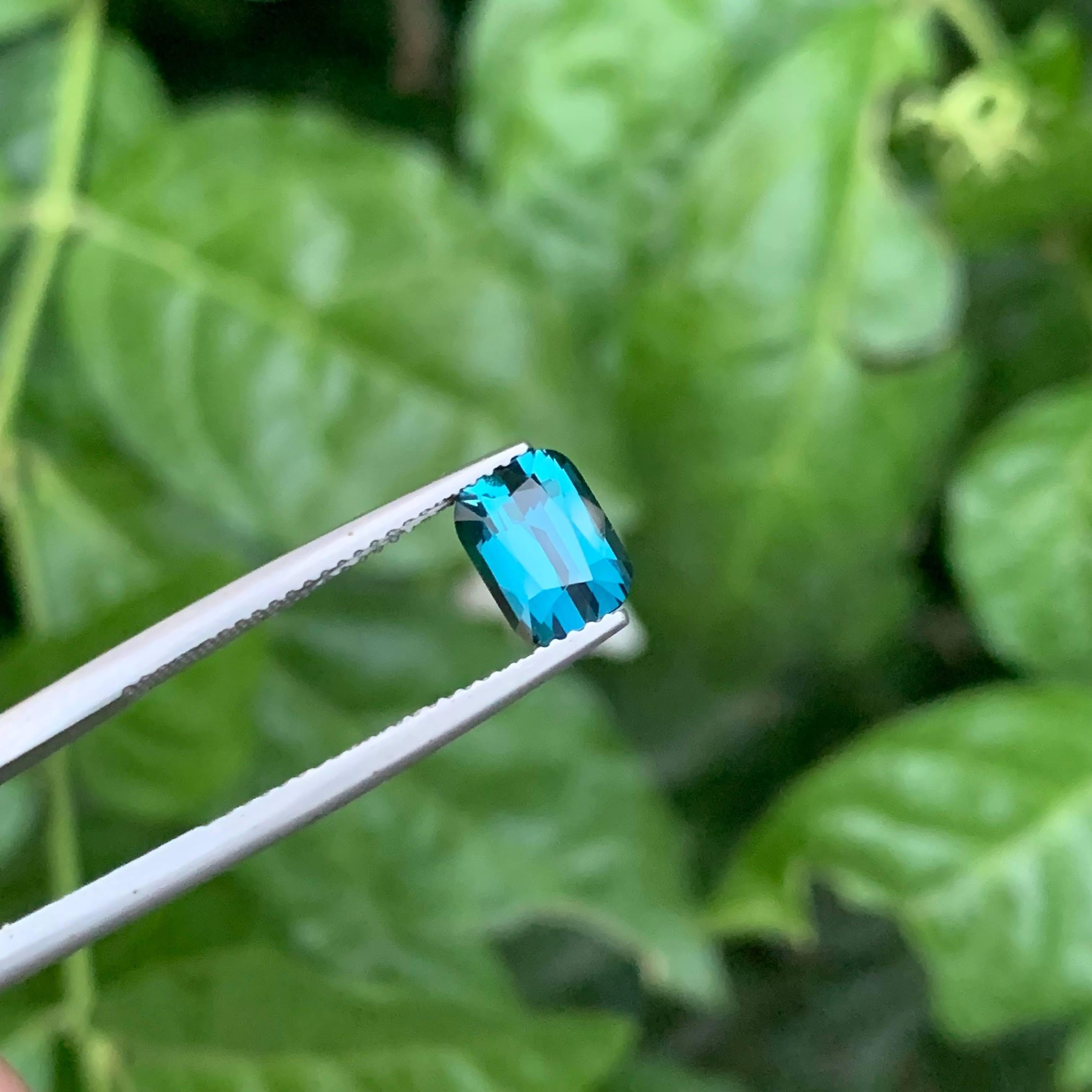 Moderno 1,90 carati di tormalina blu vivida naturale sciolta con taglio a cuscino Gemma afgana in vendita