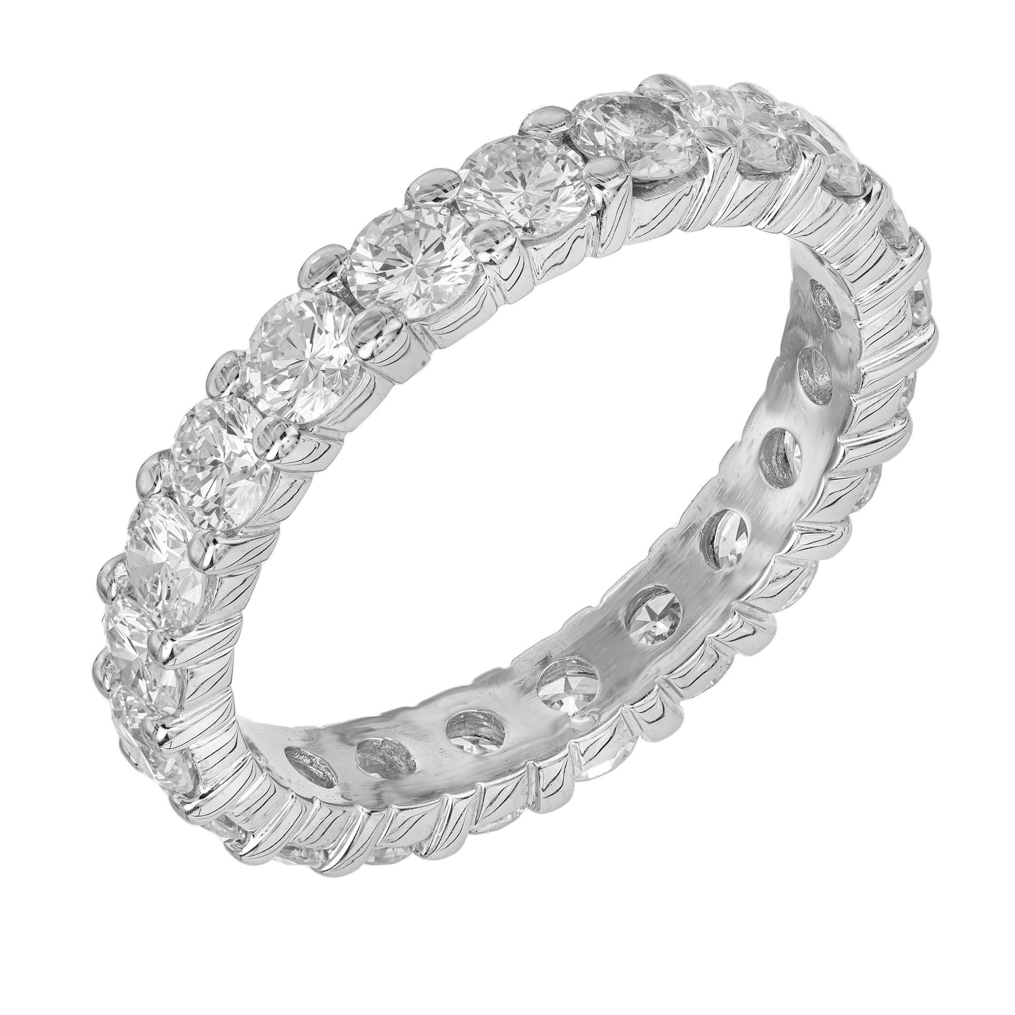 Anello a fascia per l'eternità con diamante in oro bianco e platino, un capolavoro che parla all'anima di chi ha a cuore la bellezza eterna. Ognuno dei 21 diamanti rotondi taglio brillante è meticolosamente incastonato intorno all'intera fascia di