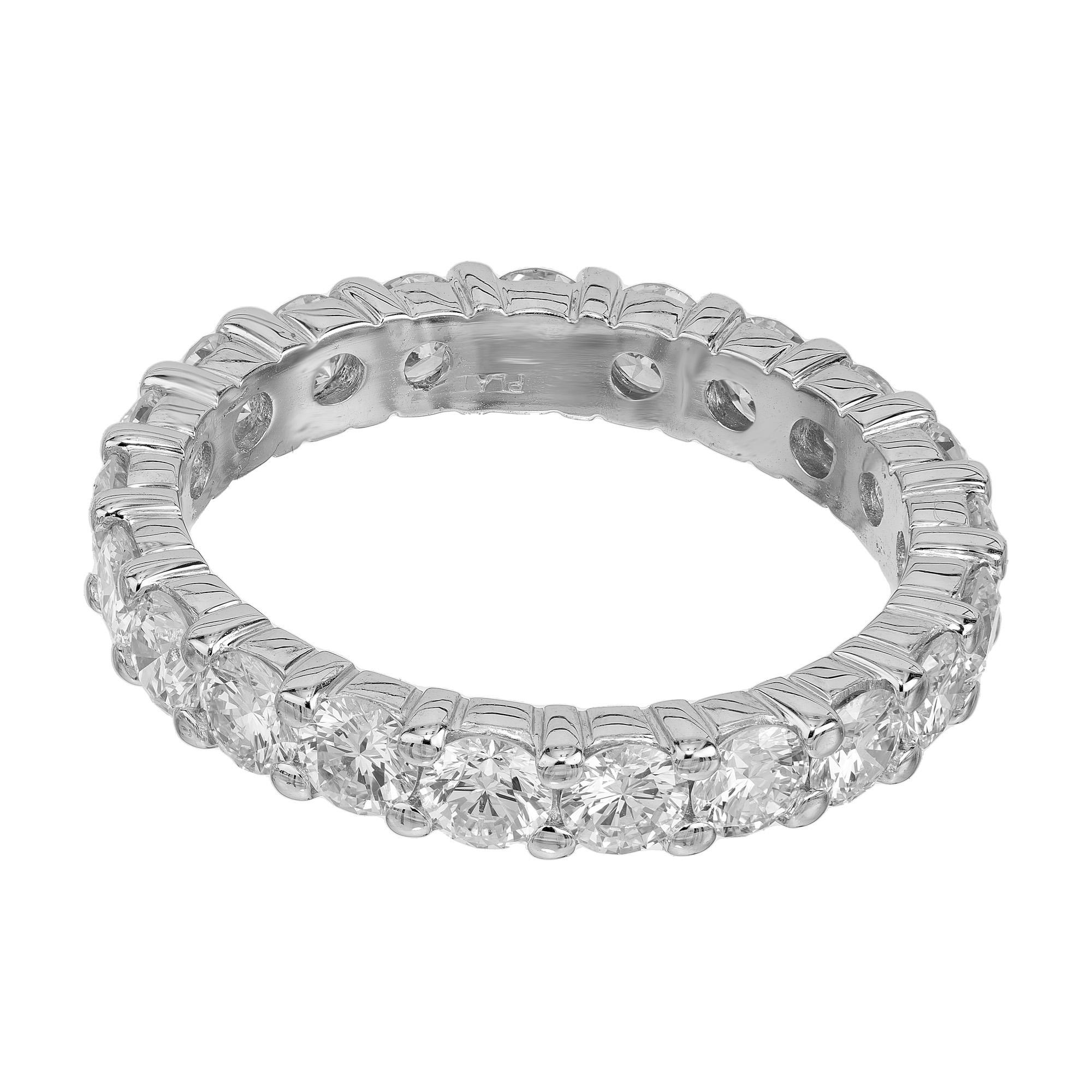 Taglio rotondo Anello con fascia di eternità in platino con diamante rotondo da 1.90 carati in vendita