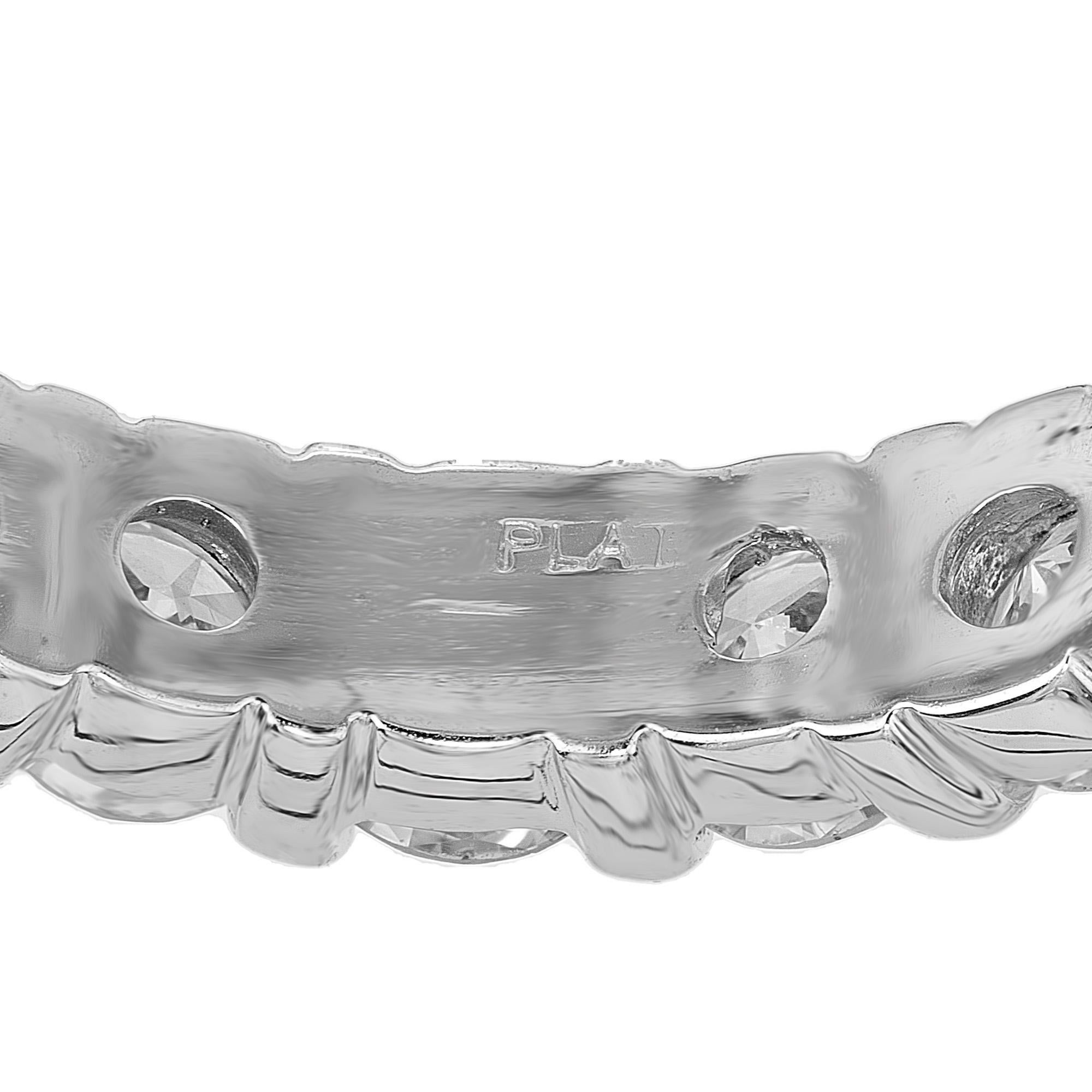 Donna Anello con fascia di eternità in platino con diamante rotondo da 1.90 carati in vendita