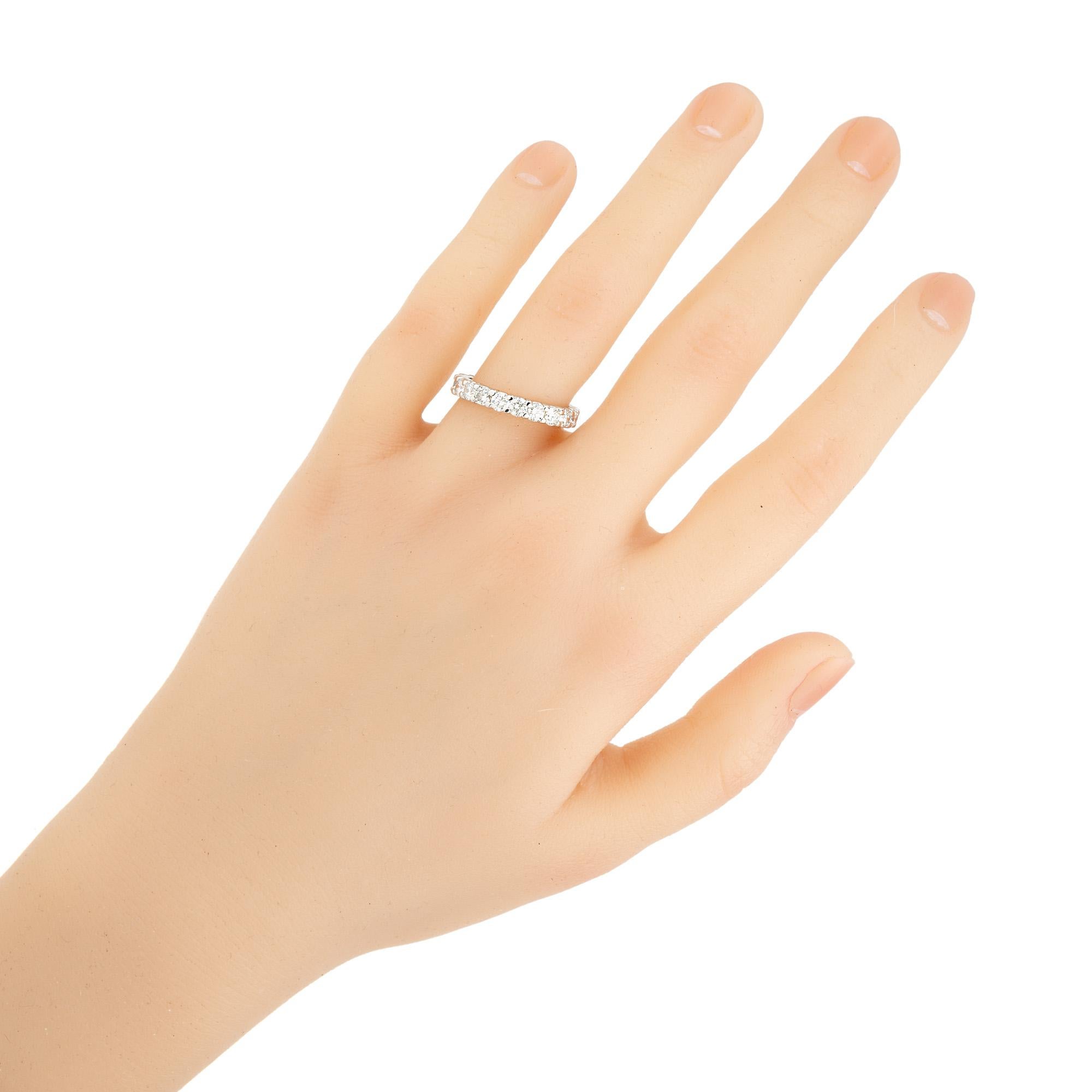 Anello con fascia di eternità in platino con diamante rotondo da 1.90 carati in vendita 1