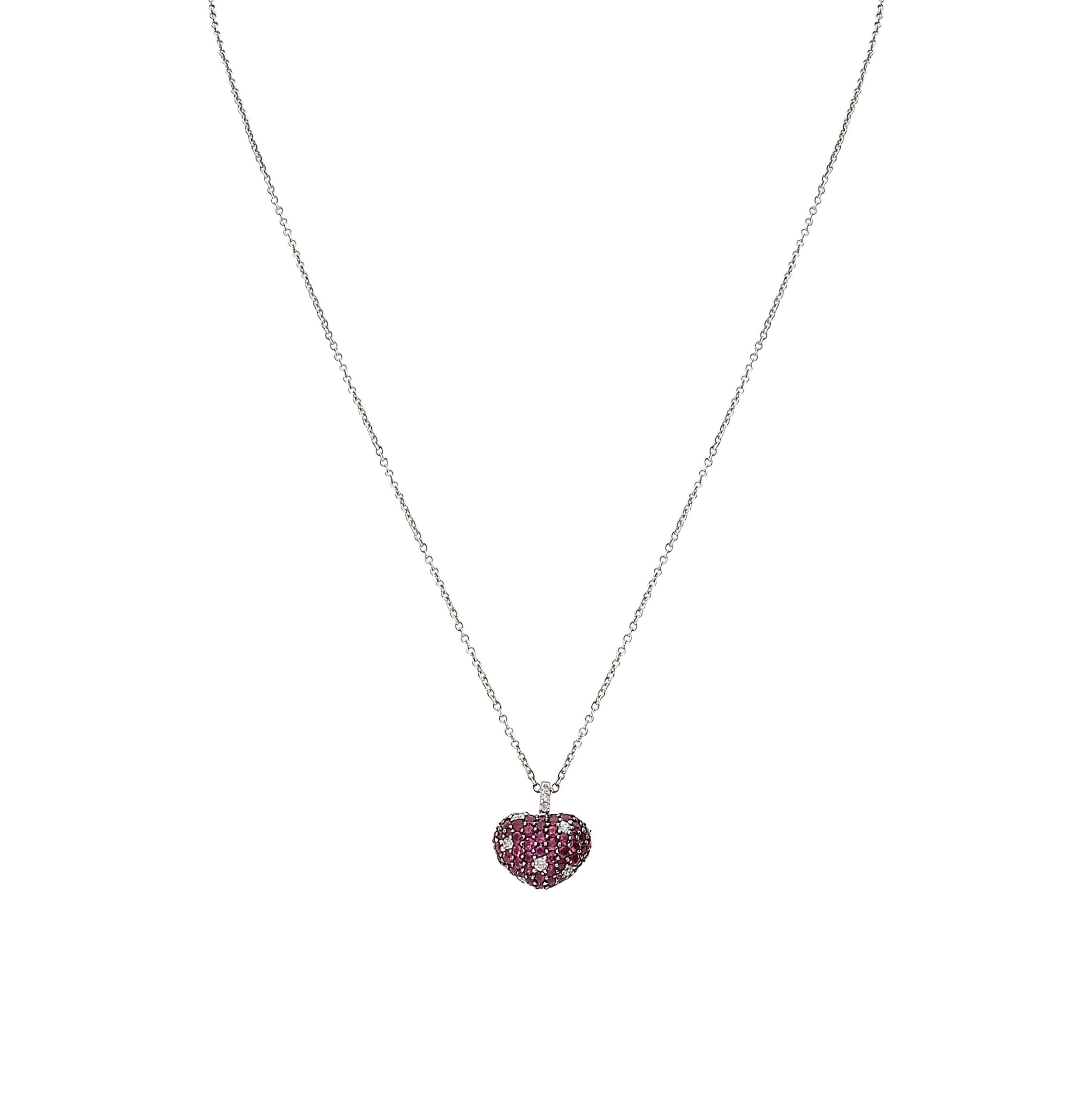 Adorable heart shaped pendant with chain in 18kt white gold for 4,10 grams, 0,27 carat of white round brilliant diamonds color G clarity VS and 1,90 carats of rubies.
The chain is 43 centimeter long and has got an adjustment ring at 40 centimeters,