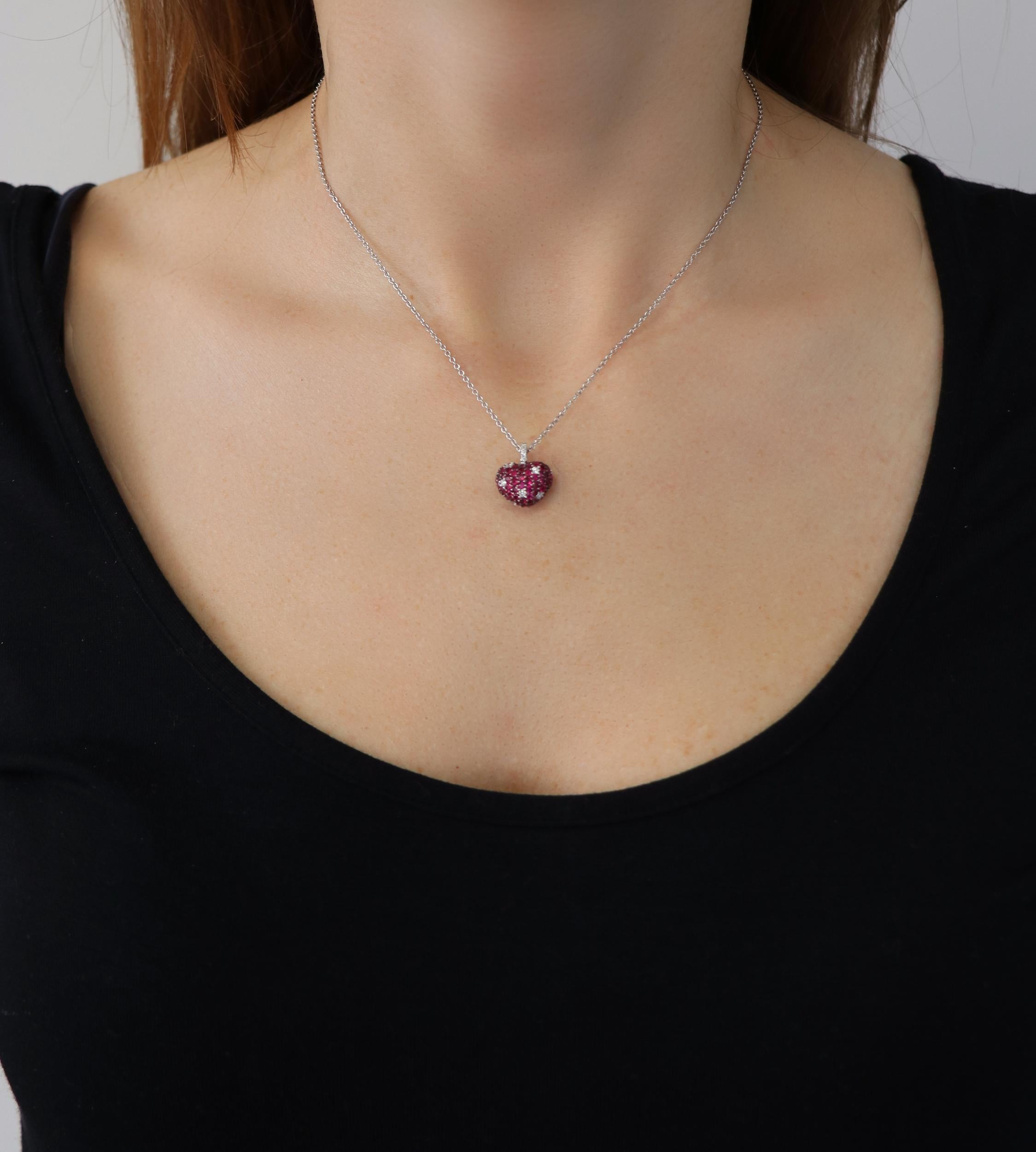 1.90 Carat Rubies 0.27 White GVS Diamond 18kt White Gold Romantic Heart Necklace In New Condition For Sale In Valenza, IT