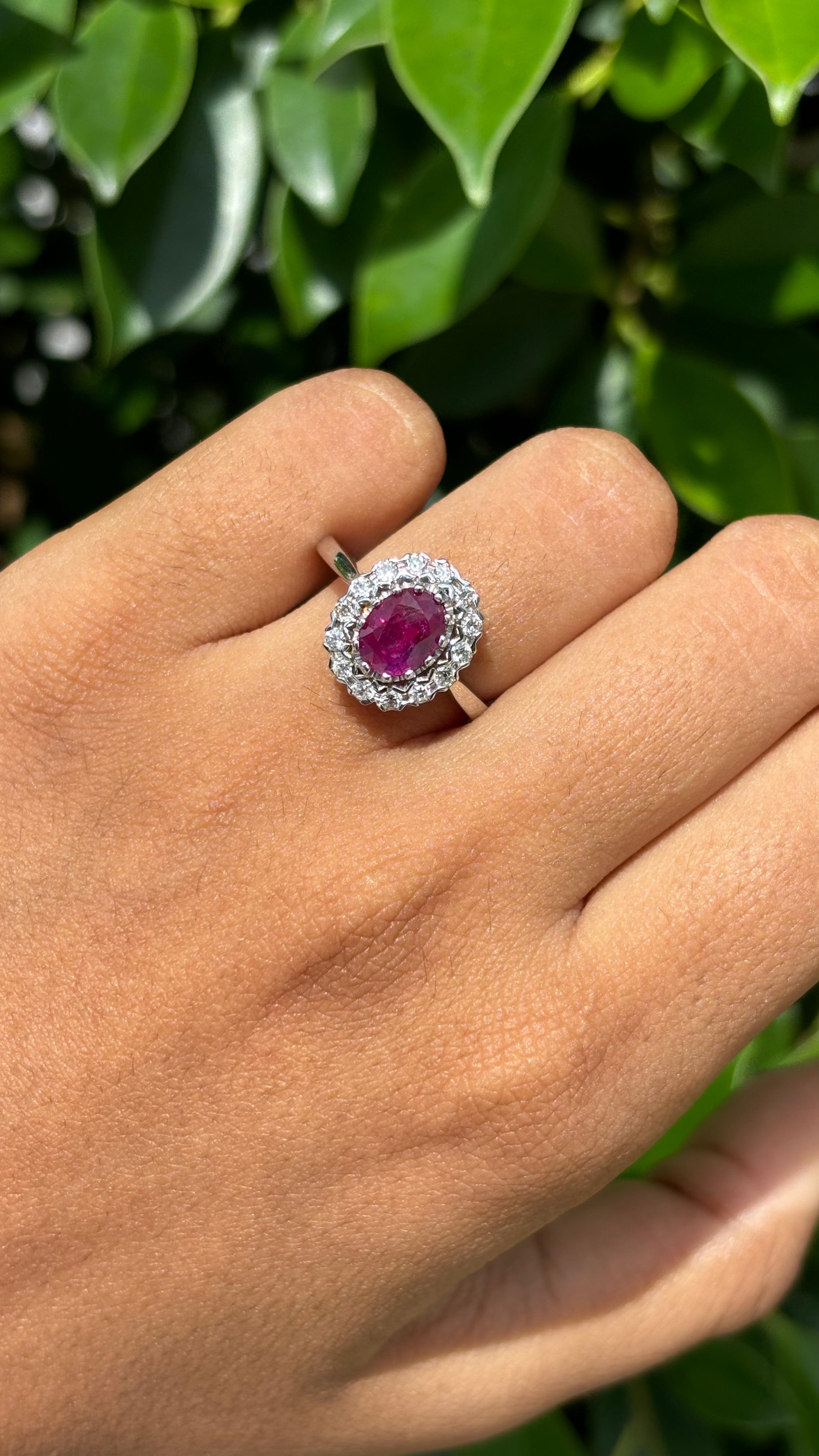 1.90 Carat Ruby & OMC Diamond studded Ring in 18K White Gold In New Condition For Sale In Bangkok, TH