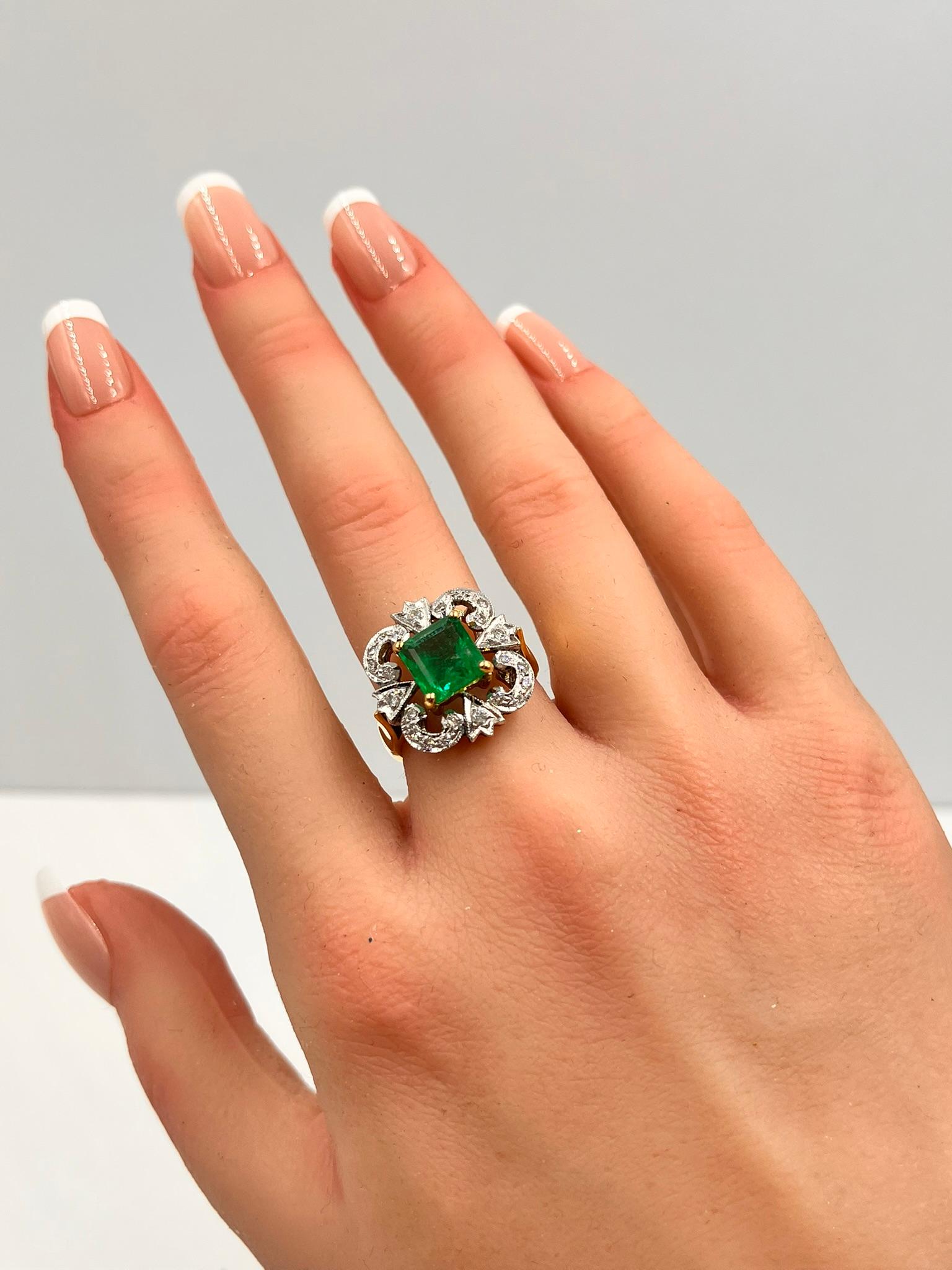 Questo squisito anello di Iris Fine Jewelry incarna una raffinatezza senza tempo e un design moderno. Al centro si trova uno smeraldo di taglio quadrato da 1,90 carati, che irradia una ricca e vivida tonalità verde che cattura lo sguardo con il suo