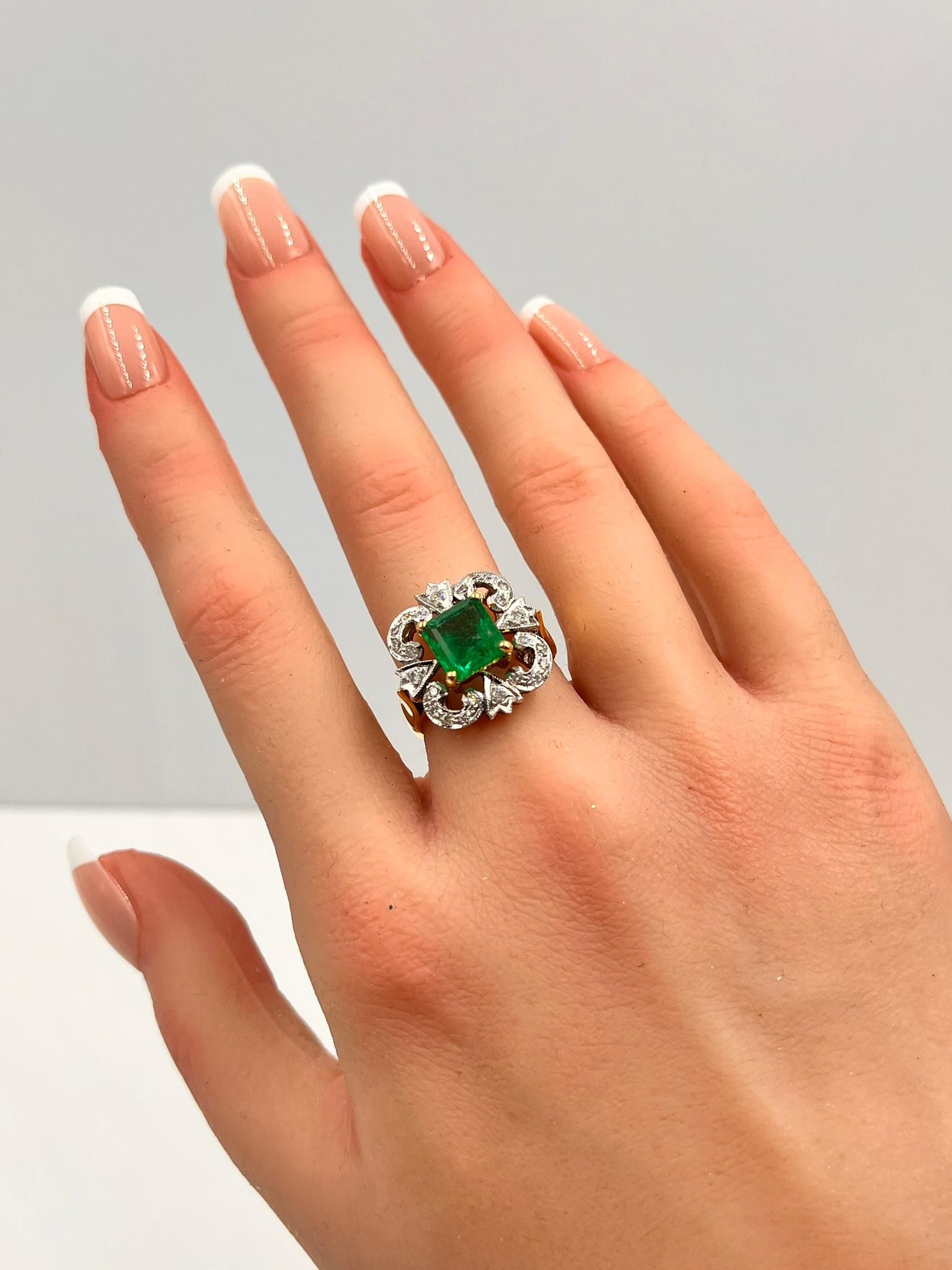 Anello con smeraldo quadrato da 1,90 carati e diamanti a raggiera in oro 18 carati In condizioni Nuovo in vendita a New York, NY