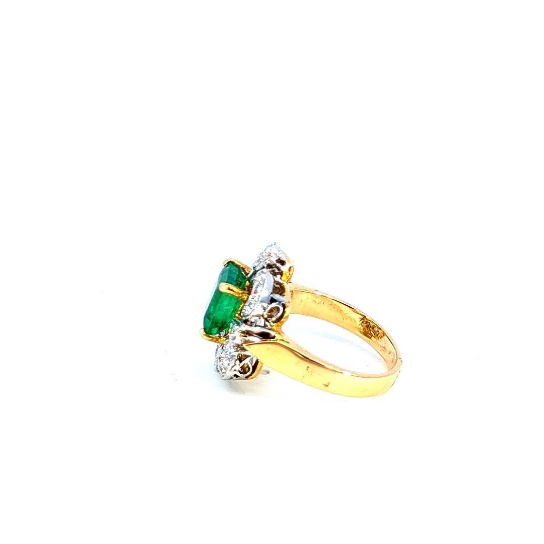 Wir präsentieren unseren exquisiten Emerald Square Ring, eine harmonische Verbindung aus der bezaubernden Anziehungskraft von Smaragden und der zeitlosen Eleganz von Diamanten. Dieser sorgfältig gefertigte Ring aus 18-karätigem Gold ist ein Symbol