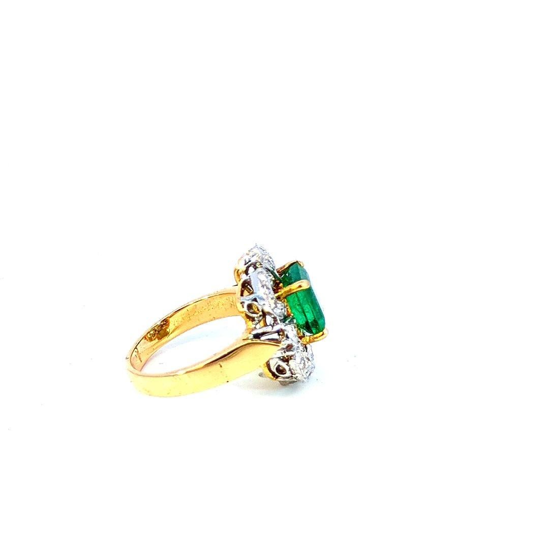 Modern 1.90 Carat Suare Emerald 18K Gold Ring For Sale