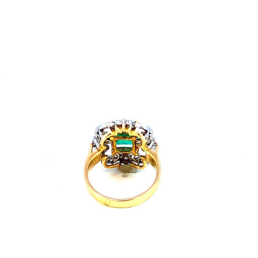 Round Cut 1.90 Carat Suare Emerald 18K Gold Ring For Sale