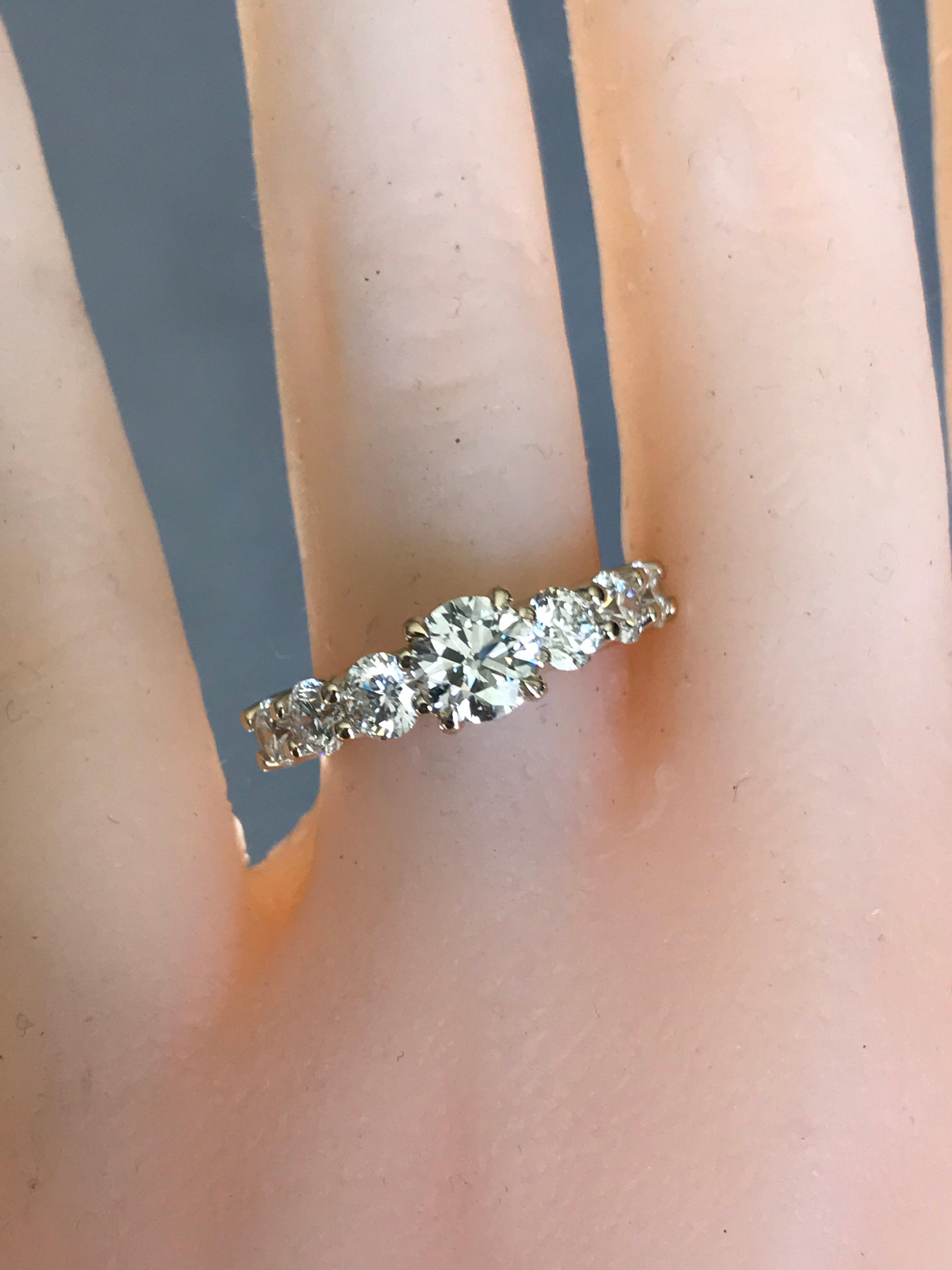 AS067-1300064

Der Ring wird auf Bestellung angefertigt und kann auch ohne den Mittelstein gekauft werden. Ich kann einen anderen Mittelstein liefern, der Ihrem Budget entspricht, wenn es höher oder niedriger ist.
Wenn der Ring bereits verkauft ist,