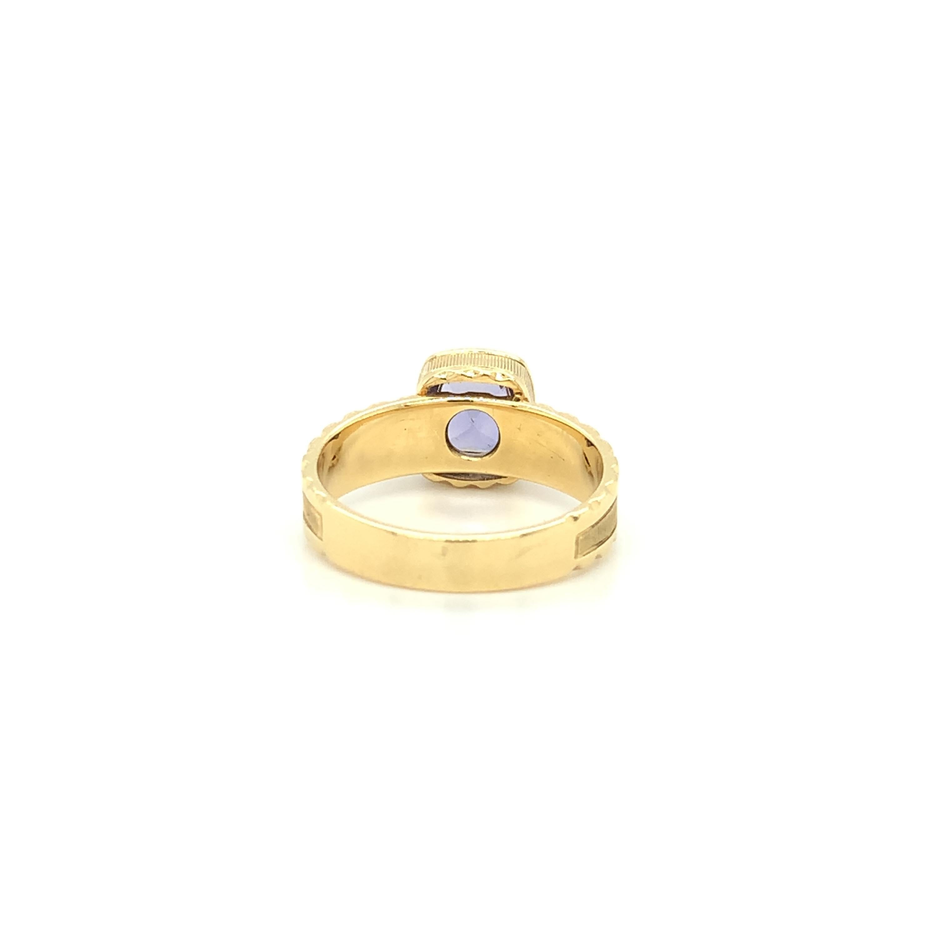 1.90 Carat Fancy Violet Sapphire and 18k Yellow Gold Handmade Ring For Sale 4