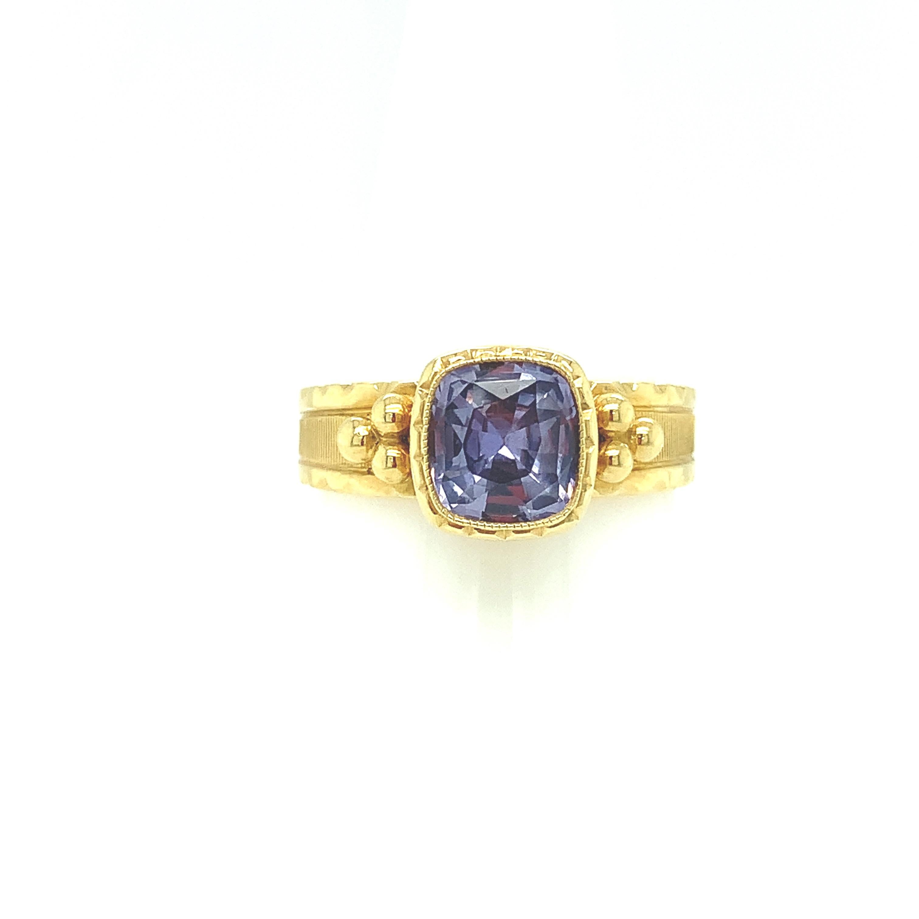 1.90 Carat Fancy Violet Sapphire and 18k Yellow Gold Handmade Ring In New Condition For Sale In Los Angeles, CA
