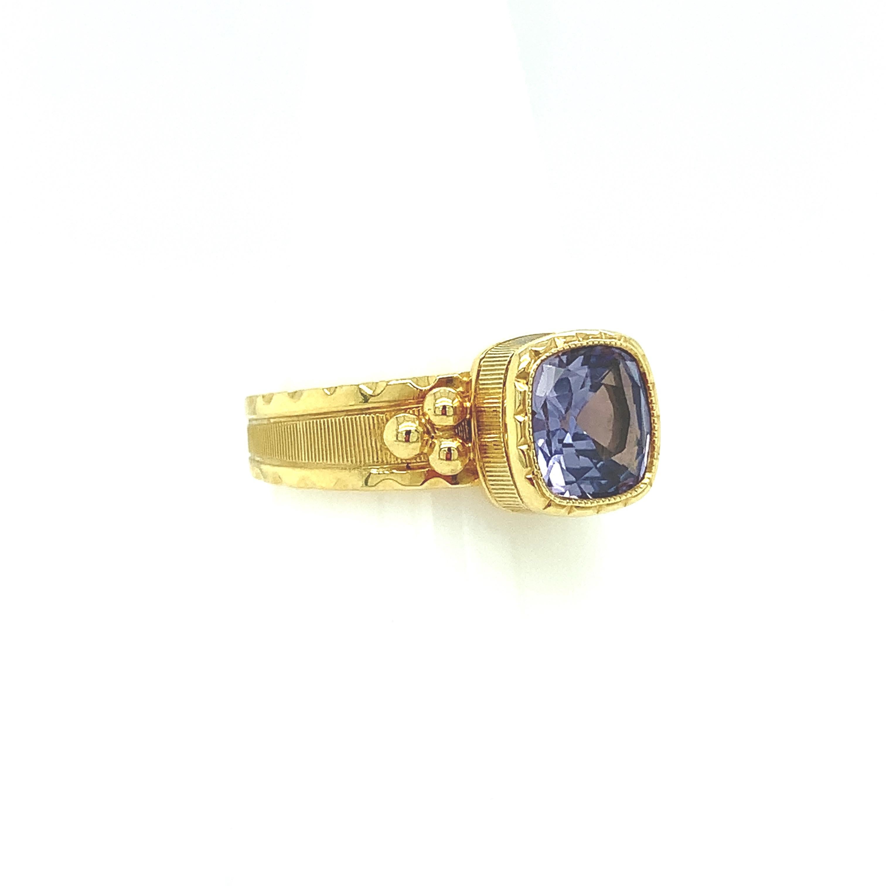 Women's or Men's 1.90 Carat Fancy Violet Sapphire and 18k Yellow Gold Handmade Ring For Sale