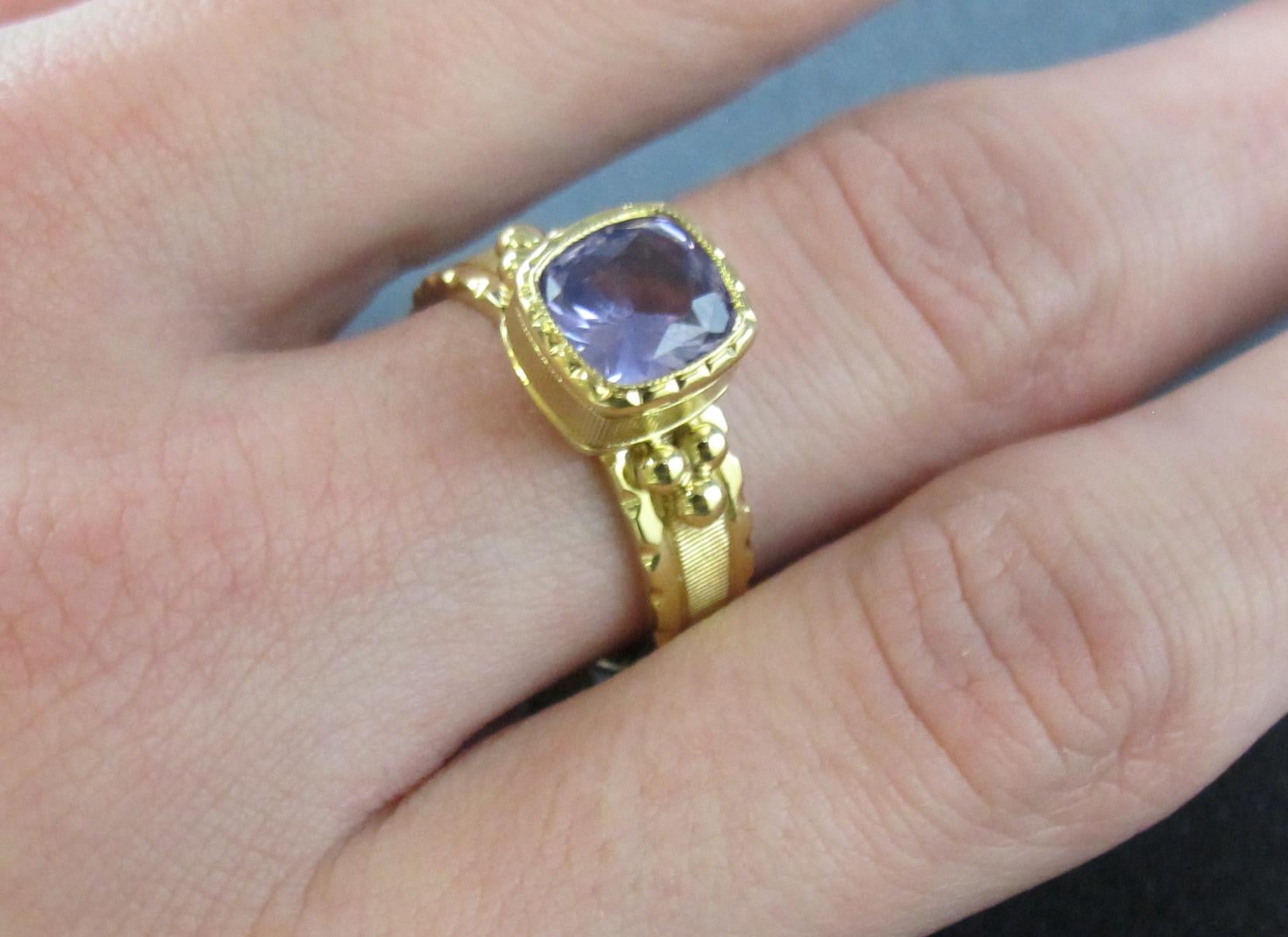 1.90 Carat Fancy Violet Sapphire and 18k Yellow Gold Handmade Ring For Sale 6