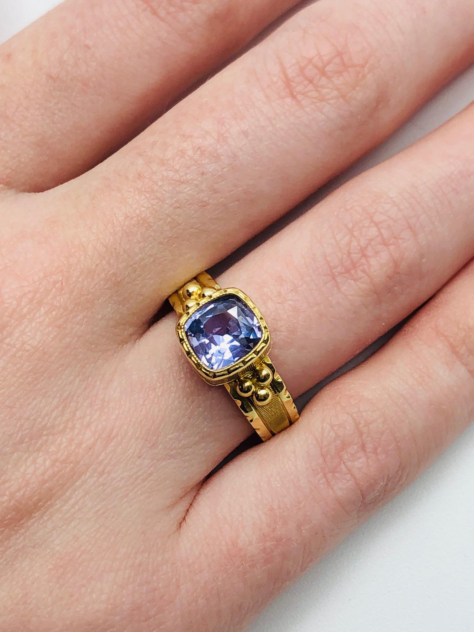 1.90 Carat Fancy Violet Sapphire and 18k Yellow Gold Handmade Ring For Sale 7