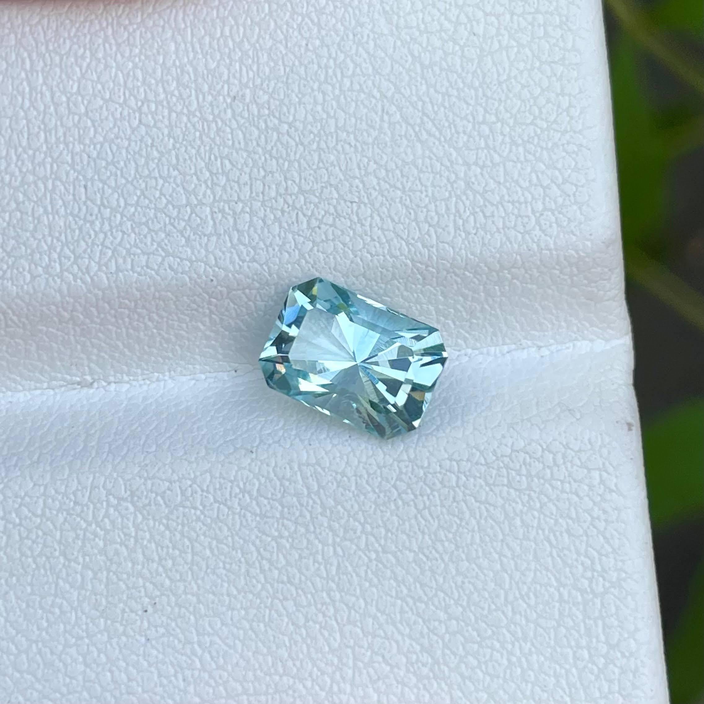 Modern 1.90 carats Blue Aquamarine Stone Radiant Cut Natural Madagascar's Gemstone For Sale