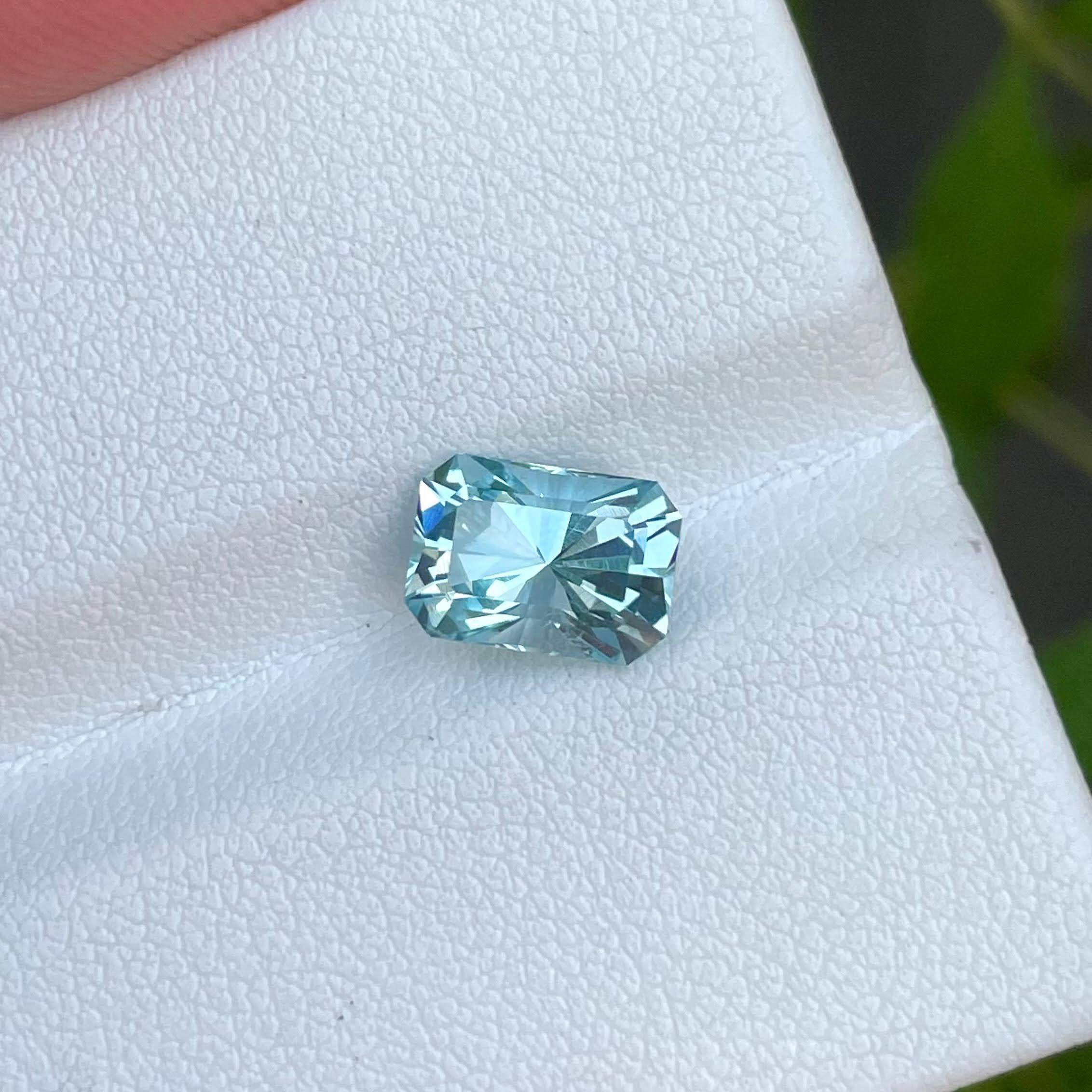 1.90 carats Blue Aquamarine Stone Radiant Cut Natural Madagascar's Gemstone In New Condition For Sale In Bangkok, TH