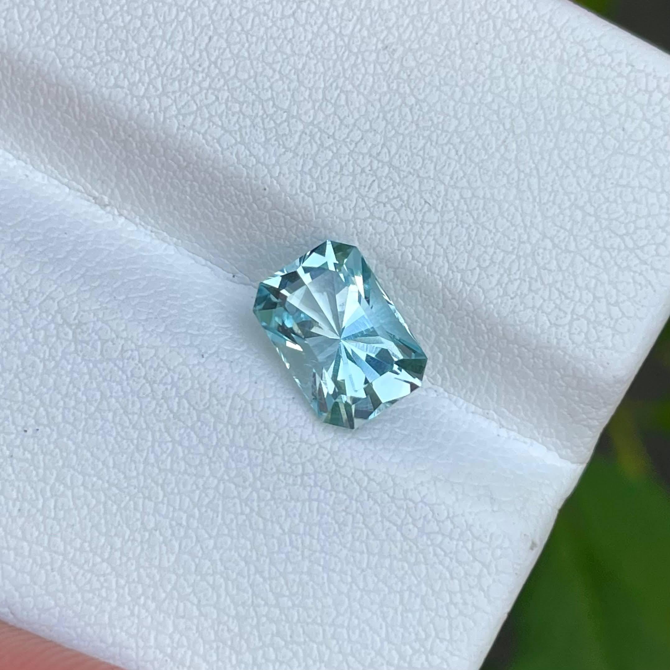Women's or Men's 1.90 carats Blue Aquamarine Stone Radiant Cut Natural Madagascar's Gemstone For Sale