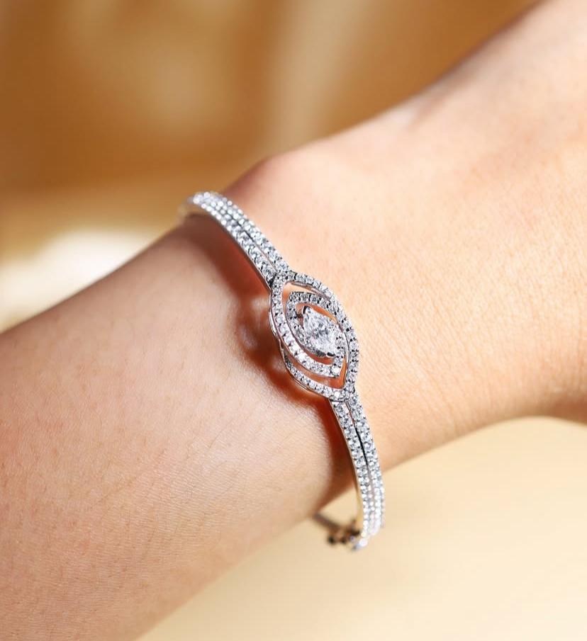 Una exquisita pulsera de diamantes de diseño moderno, elaborada con especial atención a todos los detalles.
Eleve su belleza intemporal y añada un toque de encanto y sofisticación a su look.
Impresionante pulsera de oro de 18 quilates con