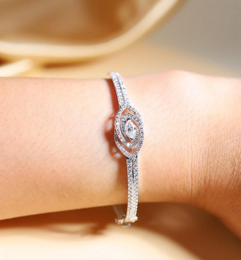 1.90 Quilates Diamantes 18K Oro Pulsera Moderna en venta 2