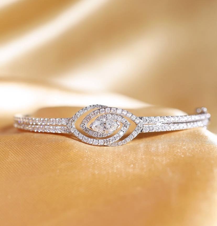 1.90 Quilates Diamantes 18K Oro Pulsera Moderna en venta 3