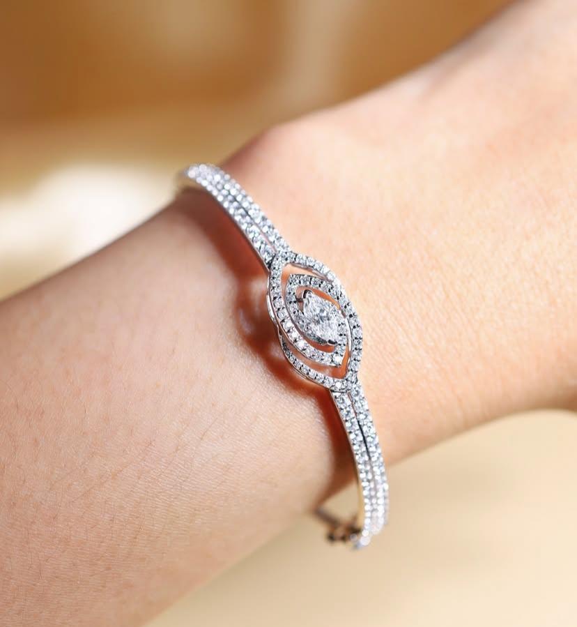 1.90 Quilates Diamantes 18K Oro Pulsera Moderna en venta 4