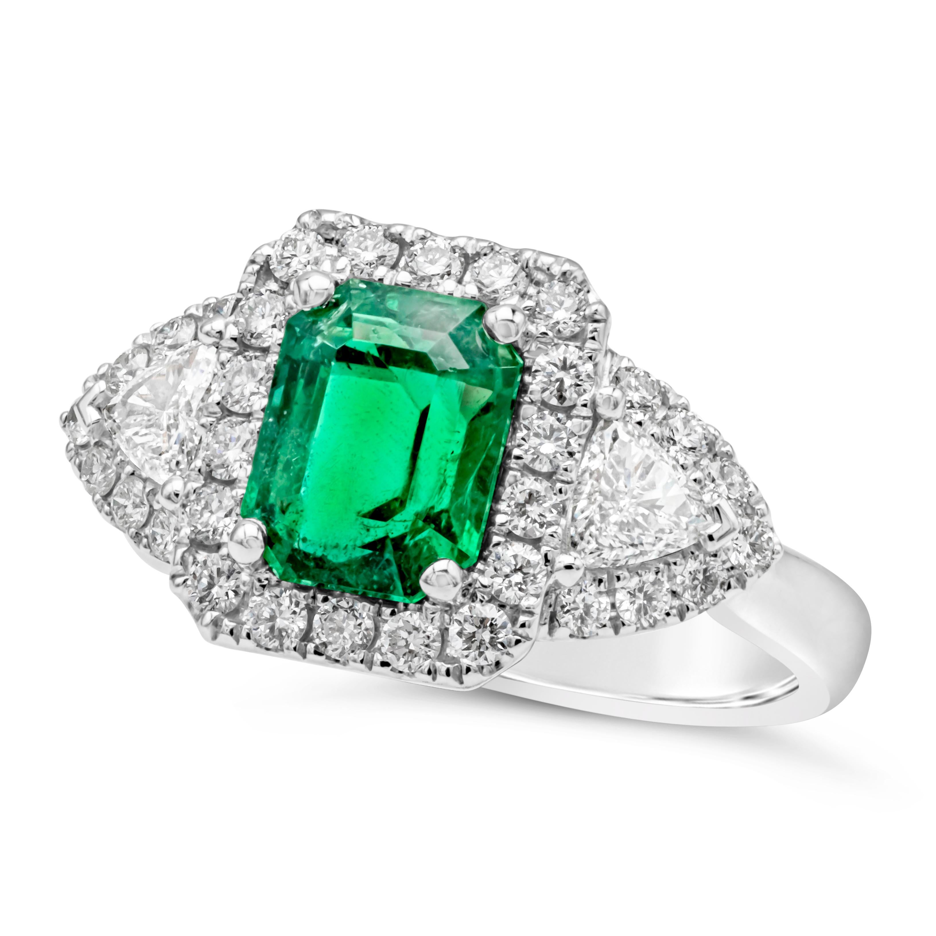 Contemporain Bague de fiançailles halo de trois pierres avec émeraude verte taille émeraude de 1,90 carat et diamants en vente