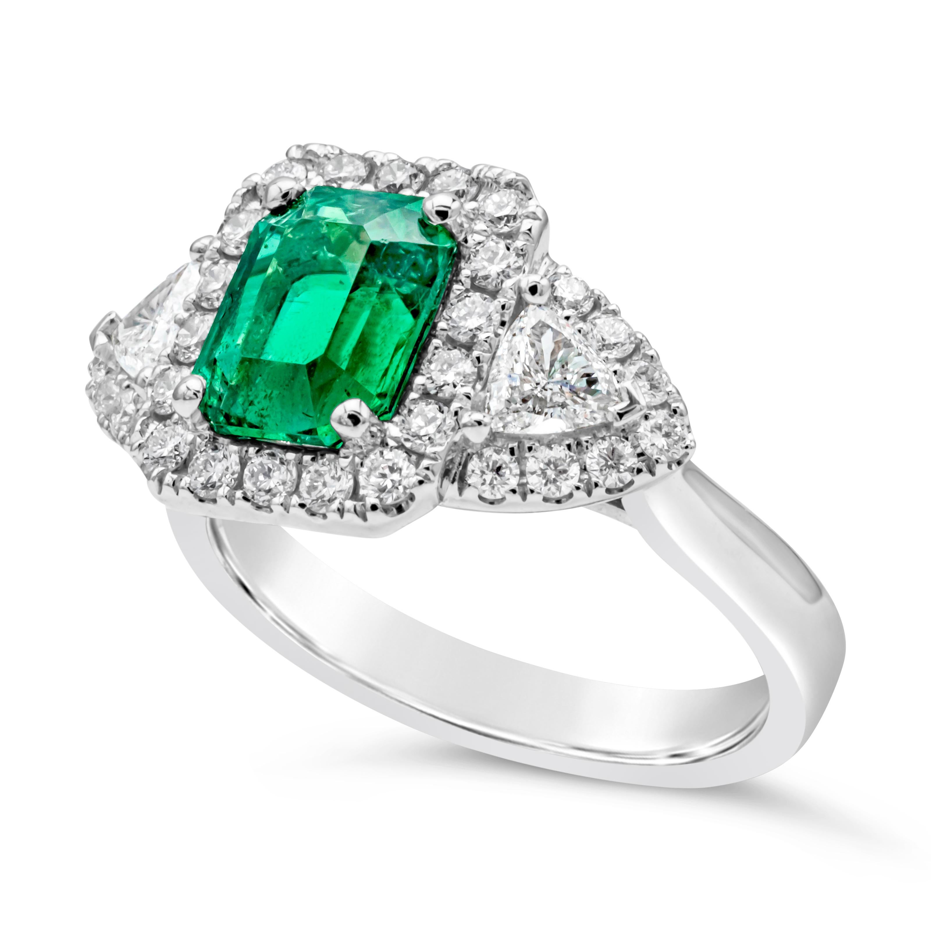 Taille mixte Bague de fiançailles halo de trois pierres avec émeraude verte taille émeraude de 1,90 carat et diamants en vente