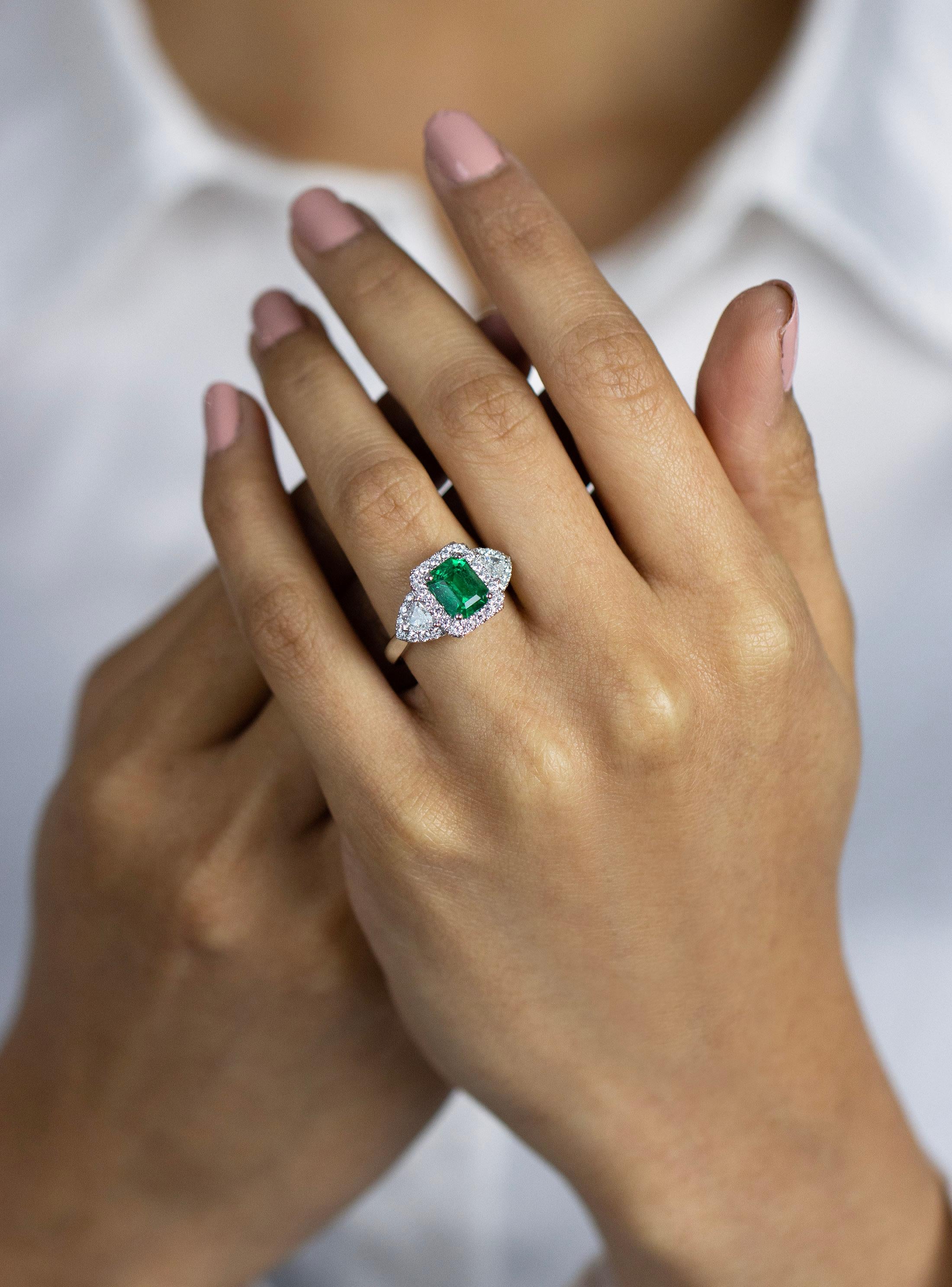 Bague de fiançailles halo de trois pierres avec émeraude verte taille émeraude de 1,90 carat et diamants Pour femmes en vente