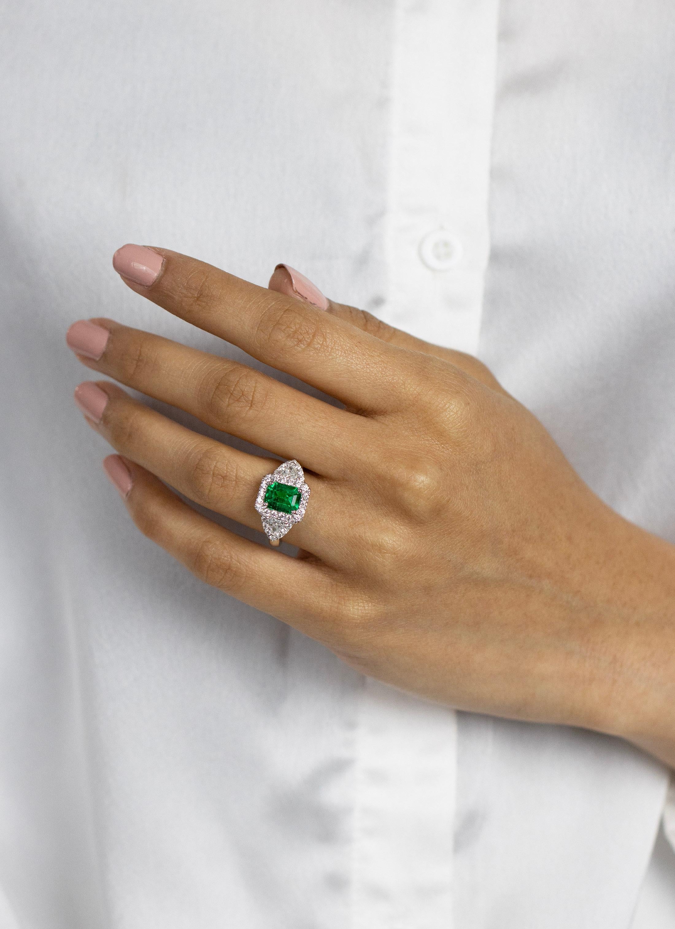 Bague de fiançailles halo de trois pierres avec émeraude verte taille émeraude de 1,90 carat et diamants en vente 1