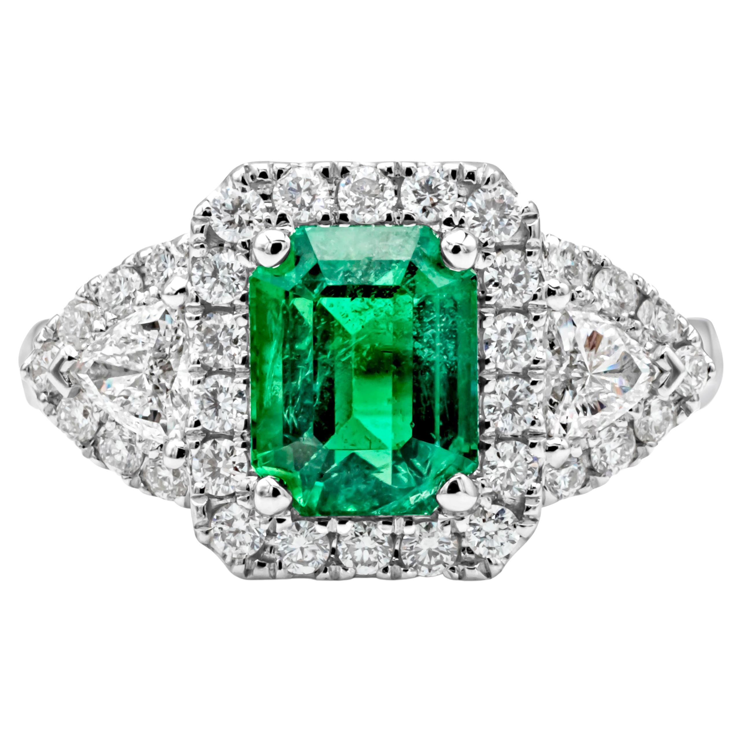 Bague de fiançailles halo de trois pierres avec émeraude verte taille émeraude de 1,90 carat et diamants en vente