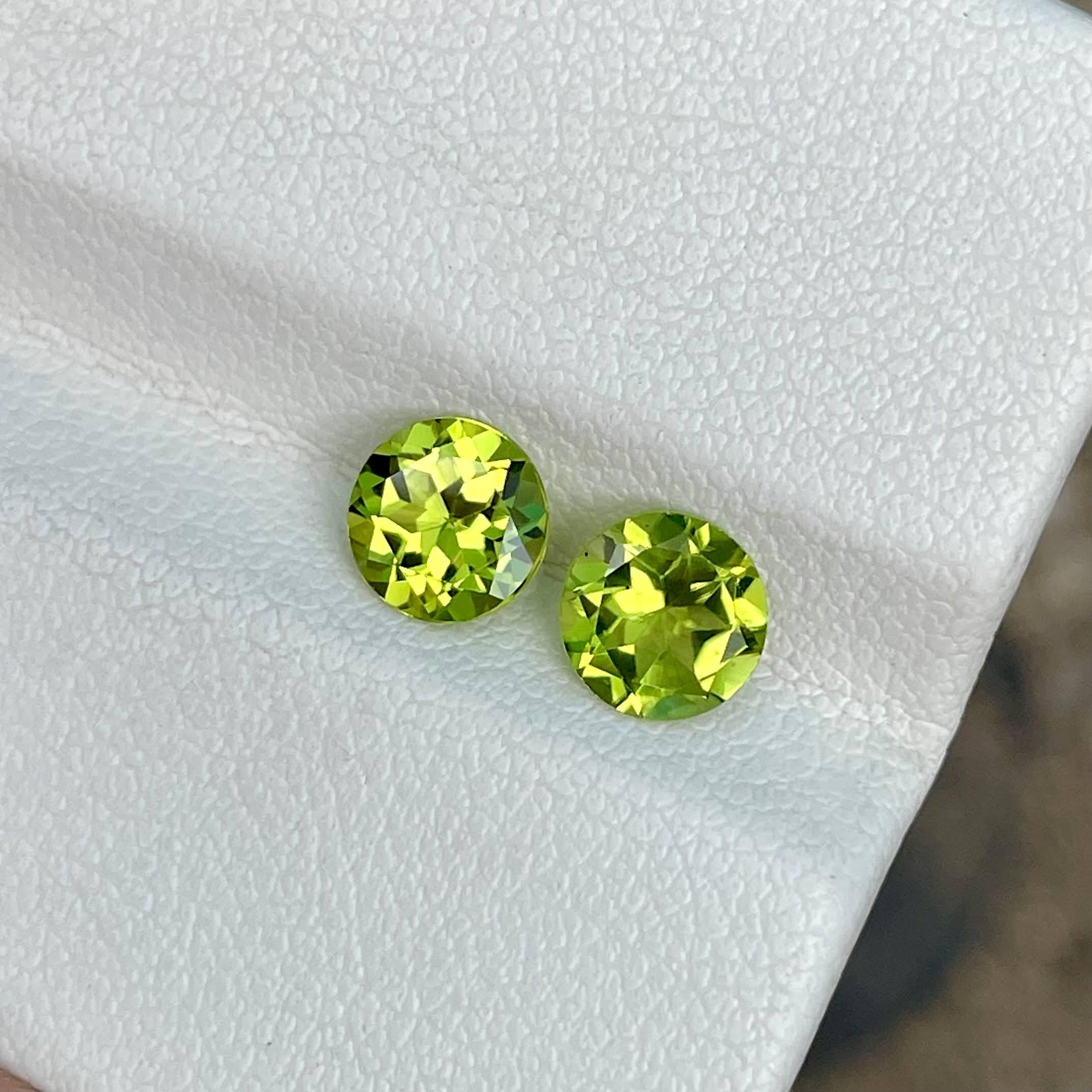 Gewicht 1,90 Karat 
Abmessungen 6,0x6,0x4,0 mm
Behandlung keine 
Herkunft Pakistan 
Klarheit Auge sauber 
Stück 3




Erleben Sie die exquisite Anziehungskraft dieses grünen Peridot-Paares, eine schillernde Manifestation der Schönheit der Natur, die