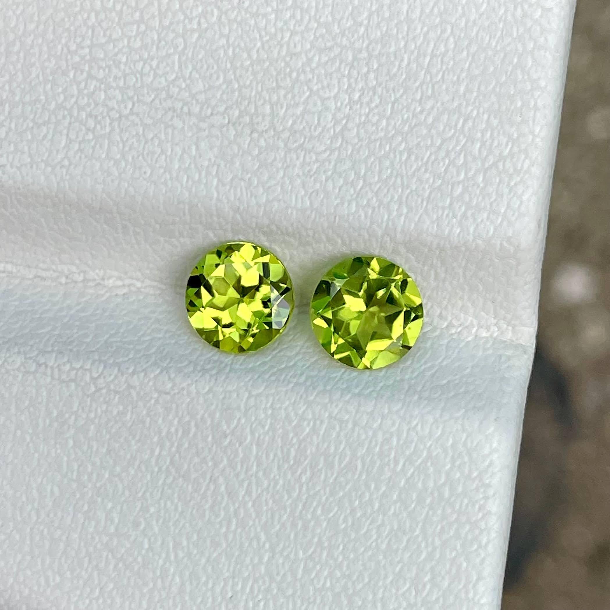 Modern 1.90 Carats Green Peridot Pair Round Cut 3 Pieces Natural Pakistani Gemstone For Sale