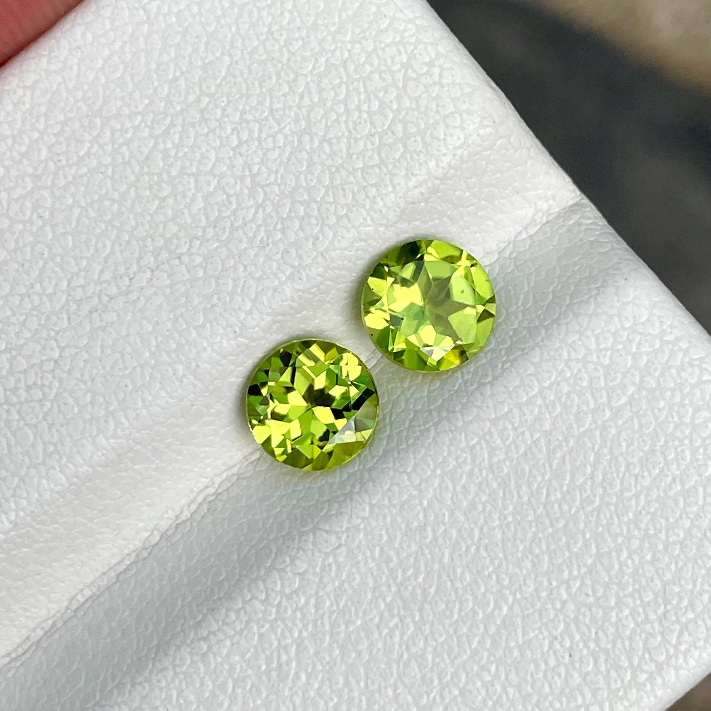 1.90 Carats Green Peridot Pair Round Cut 3 Pieces Natural Pakistani Gemstone In New Condition For Sale In Bangkok, TH