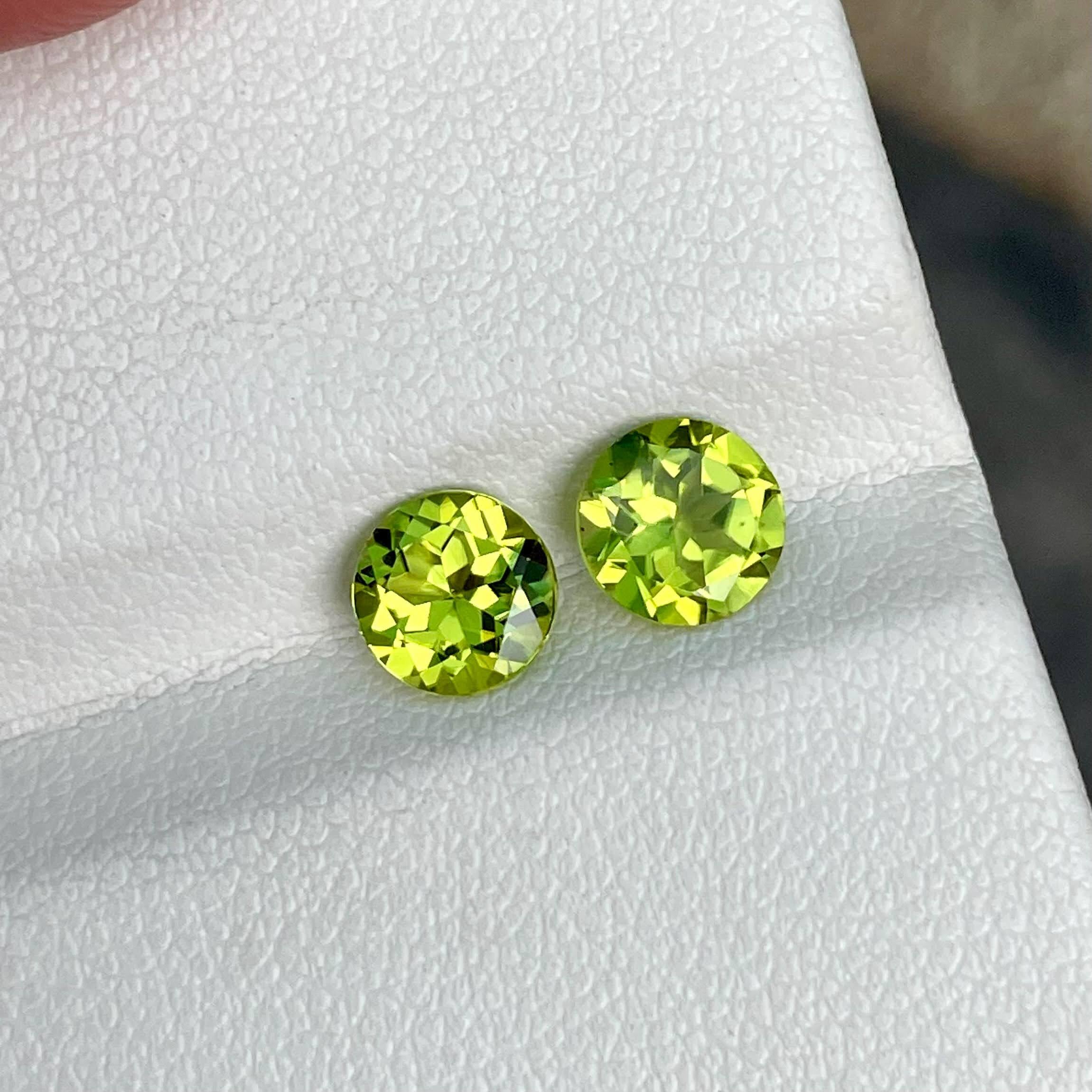 Women's or Men's 1.90 Carats Green Peridot Pair Round Cut 3 Pieces Natural Pakistani Gemstone For Sale