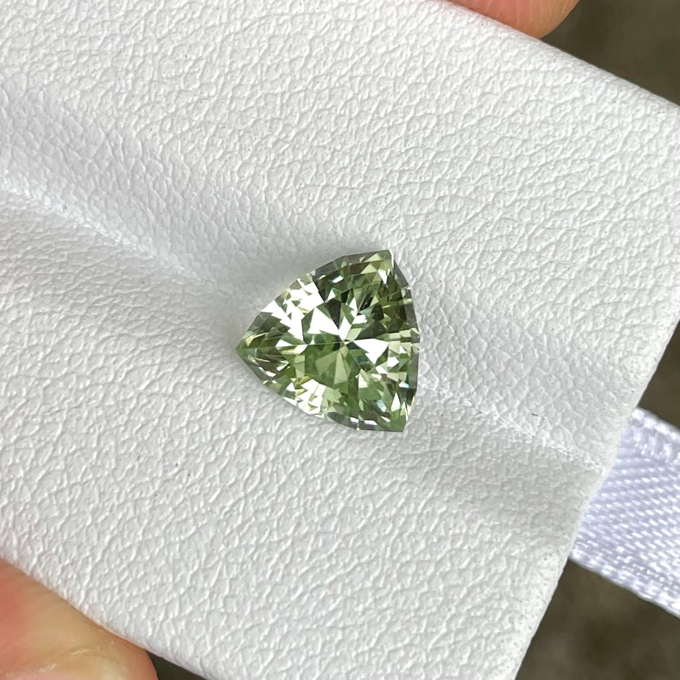 Peso 1,90 carati 
Dimensioni 8,3x8,2x4,8 mm
Trattamento nessuno 
Origine Afghanistan 
Occhi chiari e puliti 
Forma triangolare 
Taglio trilliant 



La tormalina verde chiaro che possiedi è un'affascinante gemma di origine naturale, proveniente