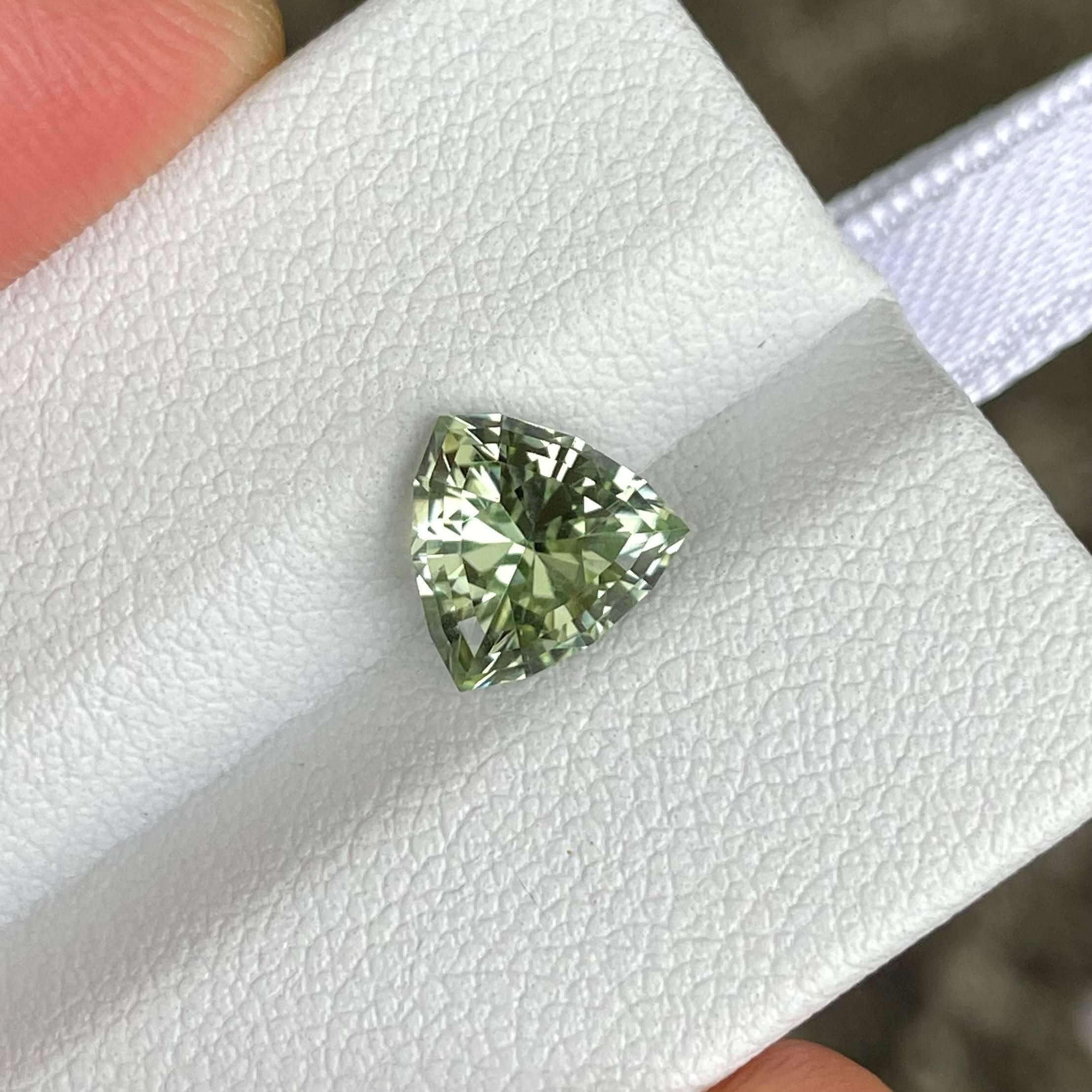 Moderno 1,90 carati di tormalina verde chiaro taglio trilione Gemma afgana naturale in vendita