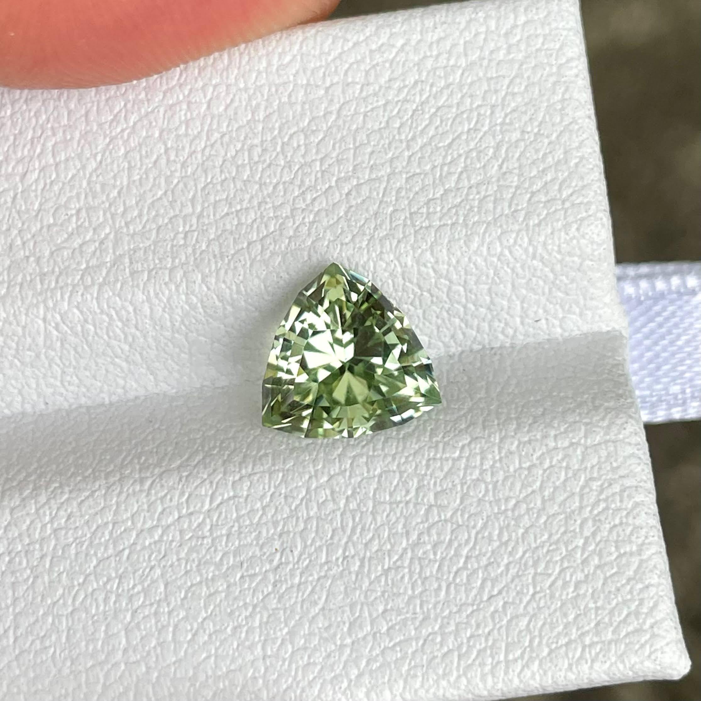 Taglio trillion 1,90 carati di tormalina verde chiaro taglio trilione Gemma afgana naturale in vendita