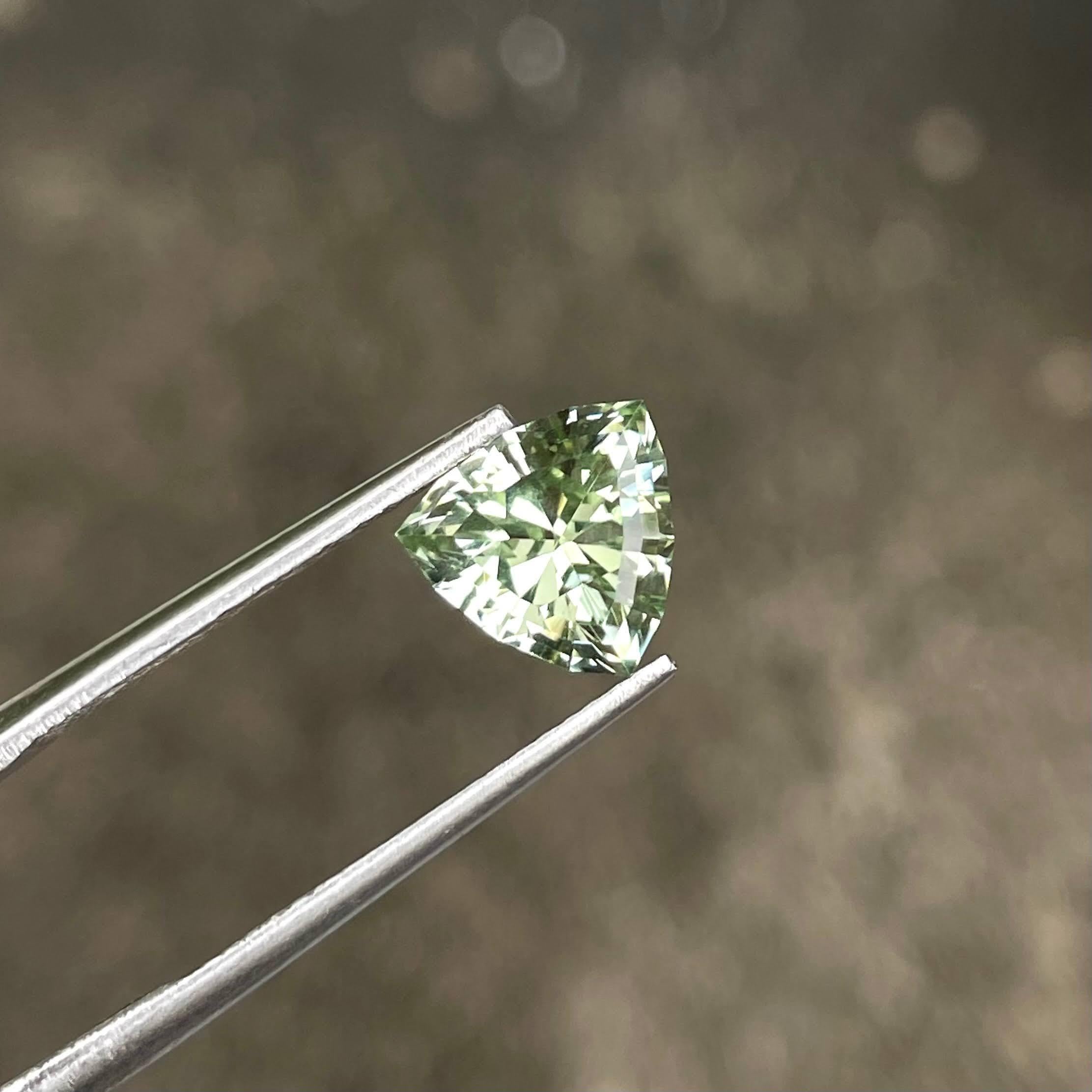 1,90 carati di tormalina verde chiaro taglio trilione Gemma afgana naturale In condizioni Nuovo in vendita a Bangkok, TH