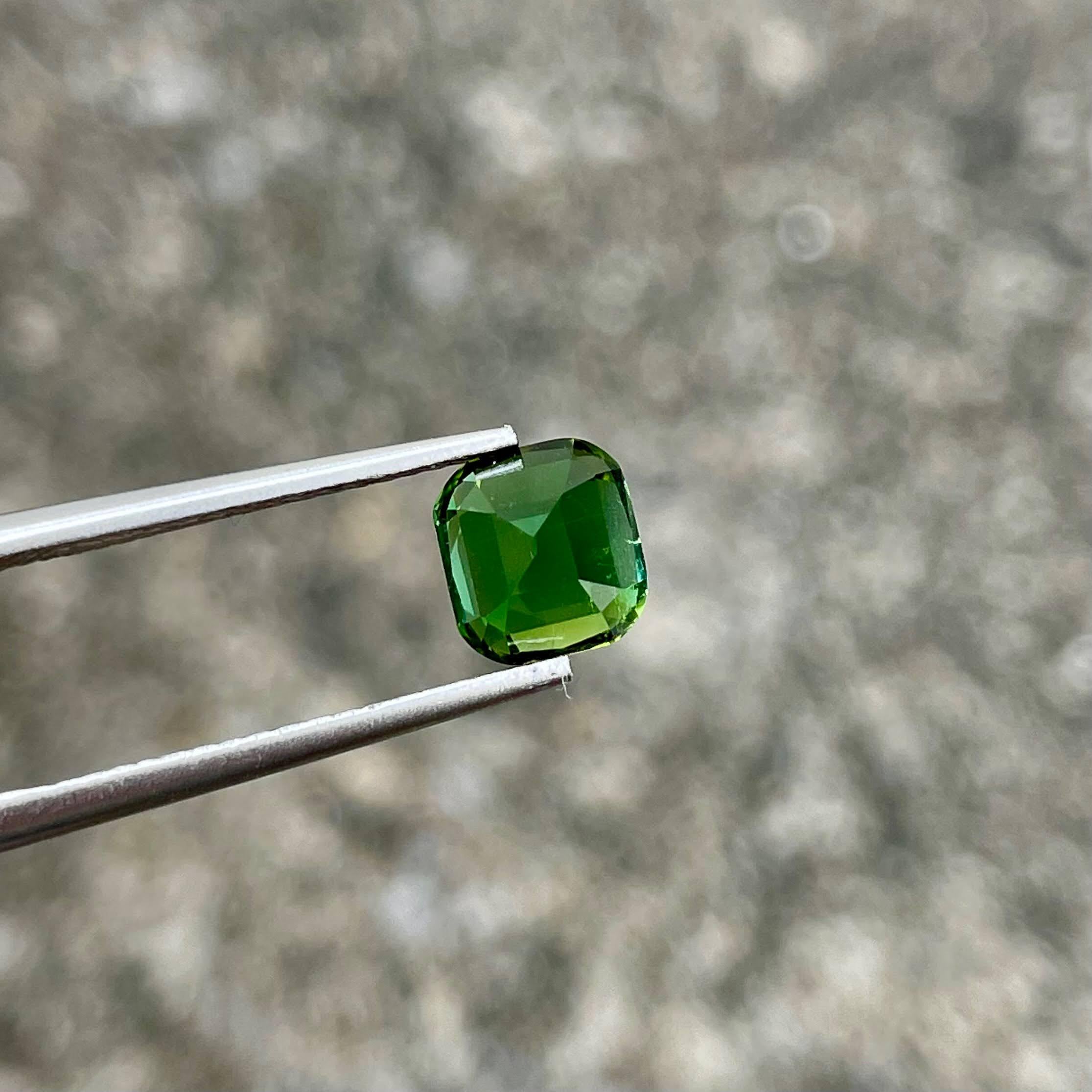 Moderne Pierre tourmaline afghane taille coussin vert menthe 1.90 carats en vente