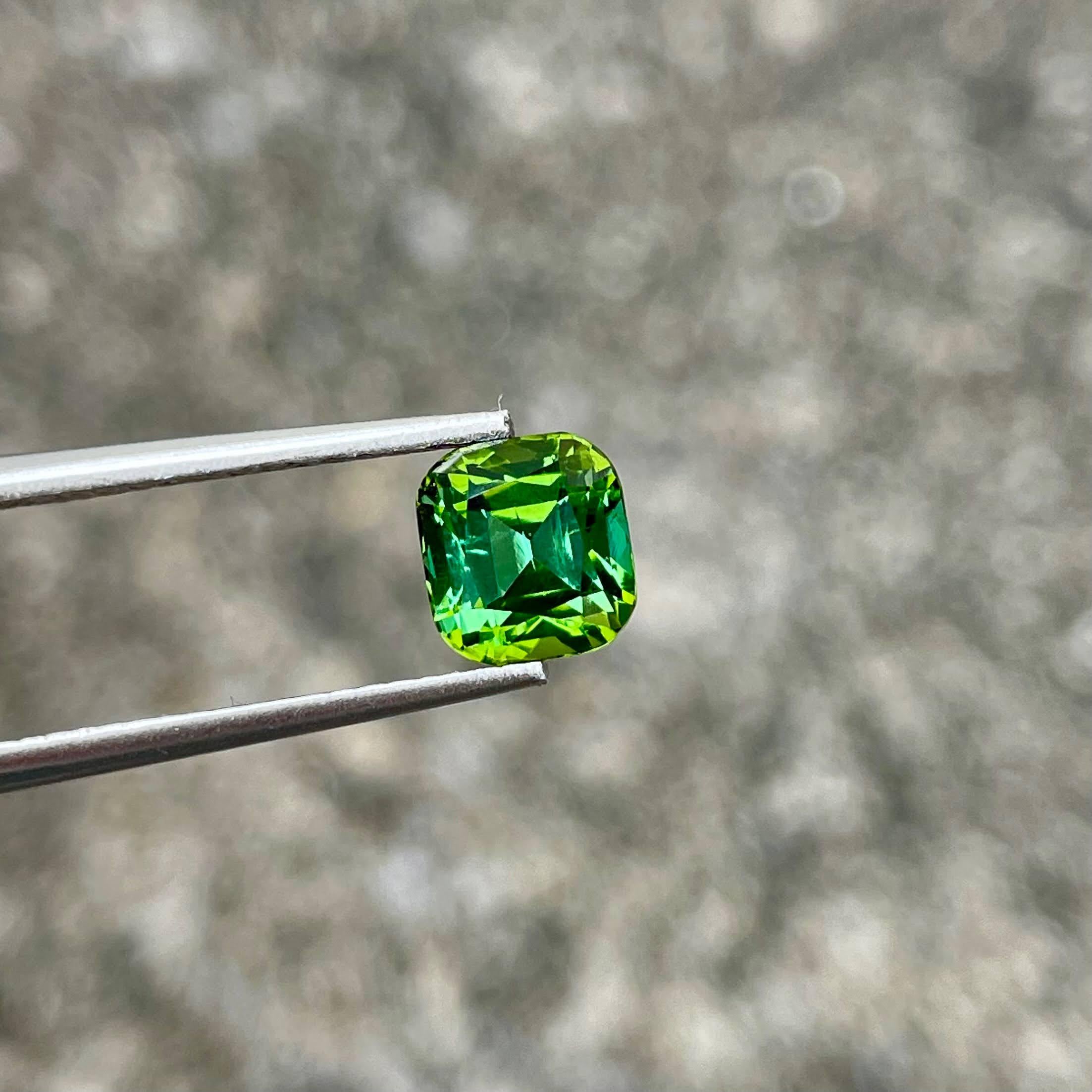 Taille coussin Pierre tourmaline afghane taille coussin vert menthe 1.90 carats en vente