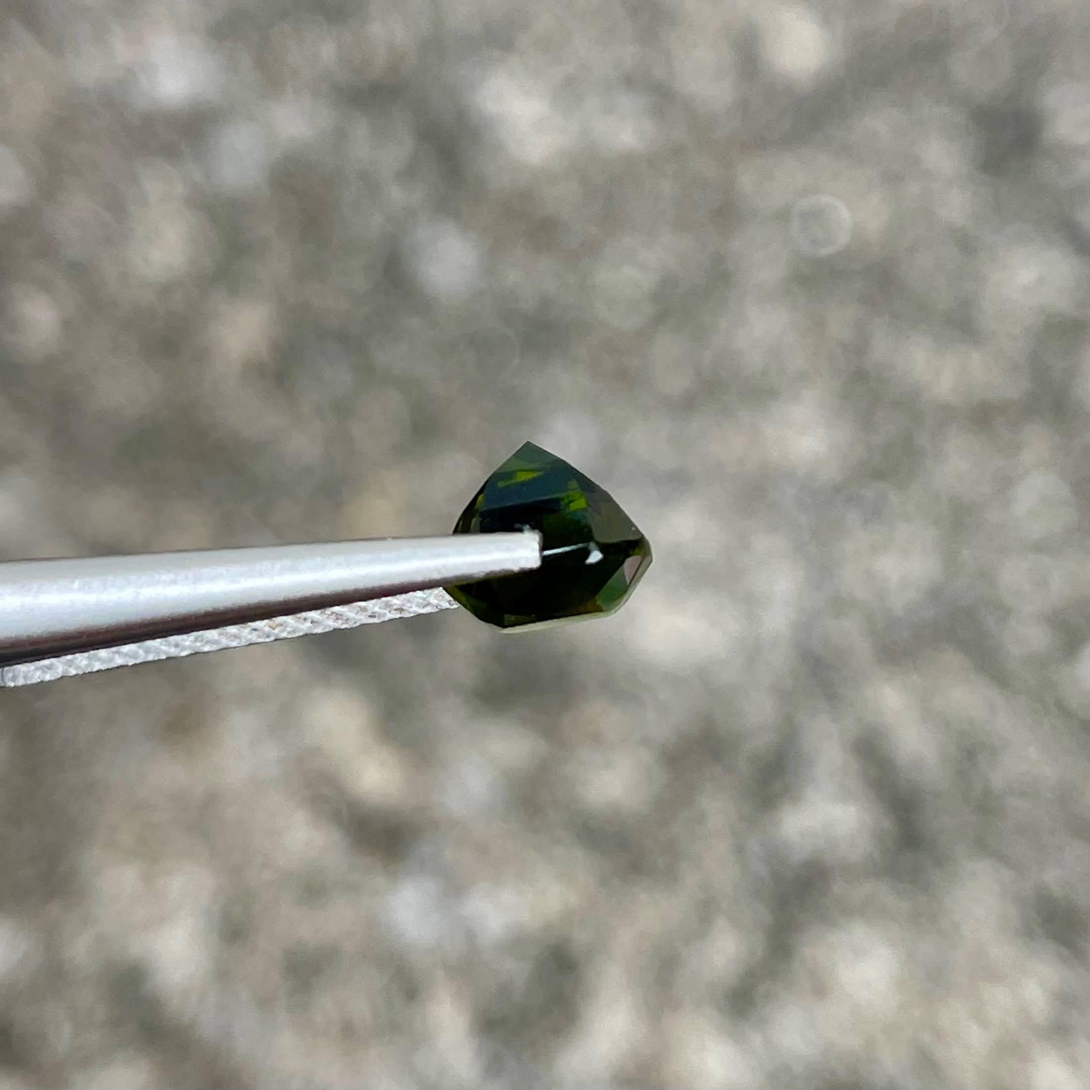 Pierre tourmaline afghane taille coussin vert menthe 1.90 carats Unisexe en vente