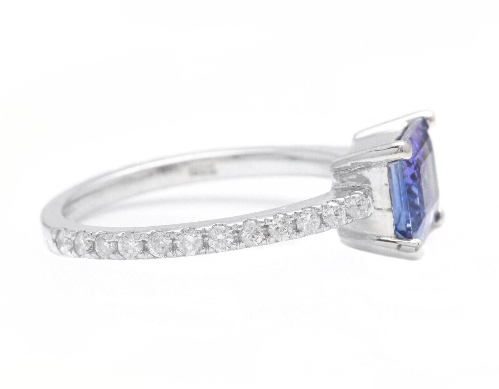 Taille mixte Bague en or blanc massif 14 carats avec tanzanite naturelle de 1,90 carat et diamants en vente