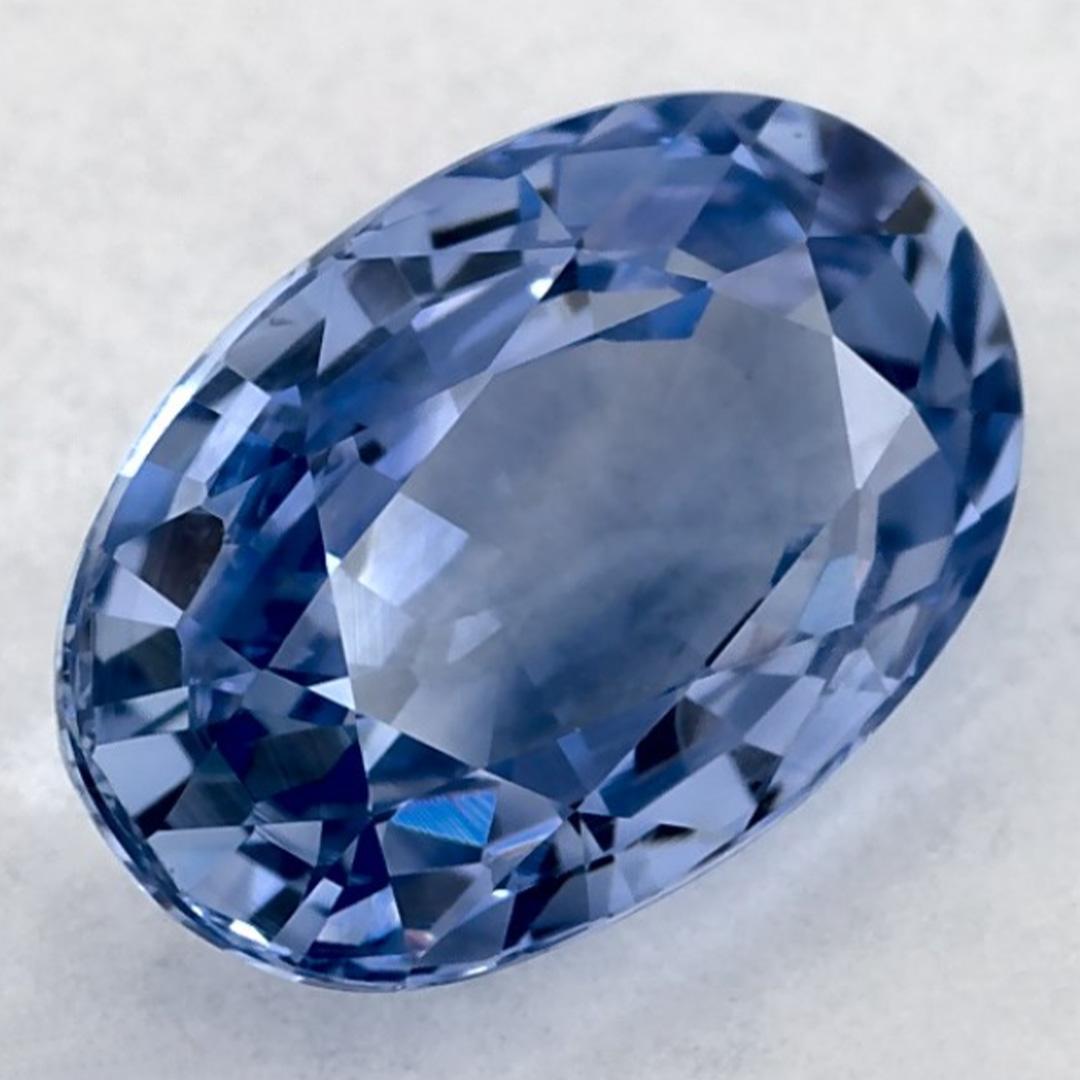 Este zafiro azul natural ofrece elegancia y sofisticación. Con su rica saturación de color y su corte preciso, es la pieza central perfecta para un anillo de compromiso o un diseño de joyería de lujo.

Este zafiro es originario de Sri Lanka