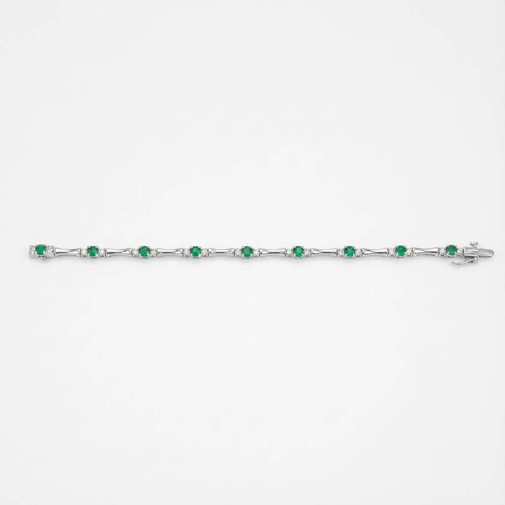Ein raffiniertes Armband aus 14-karätigem Weißgold, das natürliche Smaragde mit funkelnden Diamanten von insgesamt etwa 1,90 Karat kombiniert. 

Das Design ist klassisch und ausgewogen, mit brillanten Steinen besetzt, um die Lichtreflexion und den