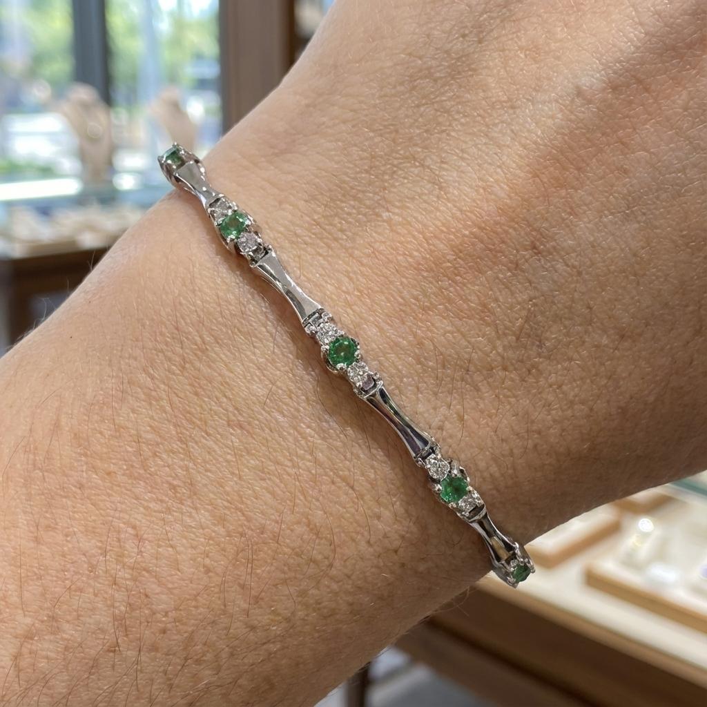 Armband mit 1,90 Karat natürlichem Smaragd und Diamant aus 14k Weißgold (Rundschliff) im Angebot