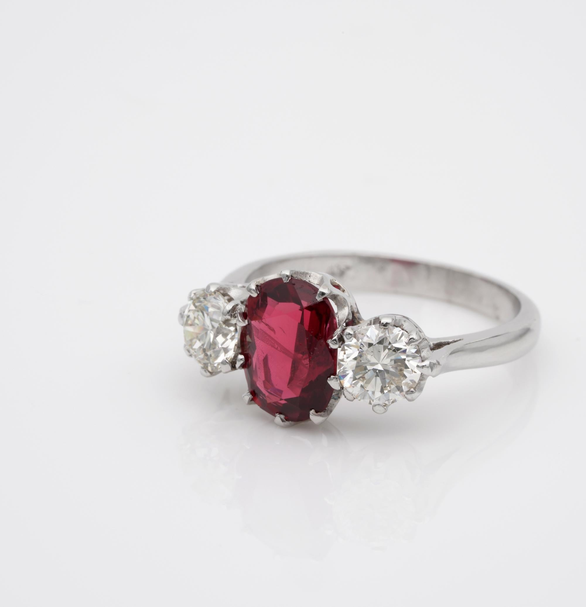 1.90 Ct Natural Unheated Red Spinel 1.0 Ct Diamond Platinum Trilogy Ring In Good Condition For Sale In Napoli, IT