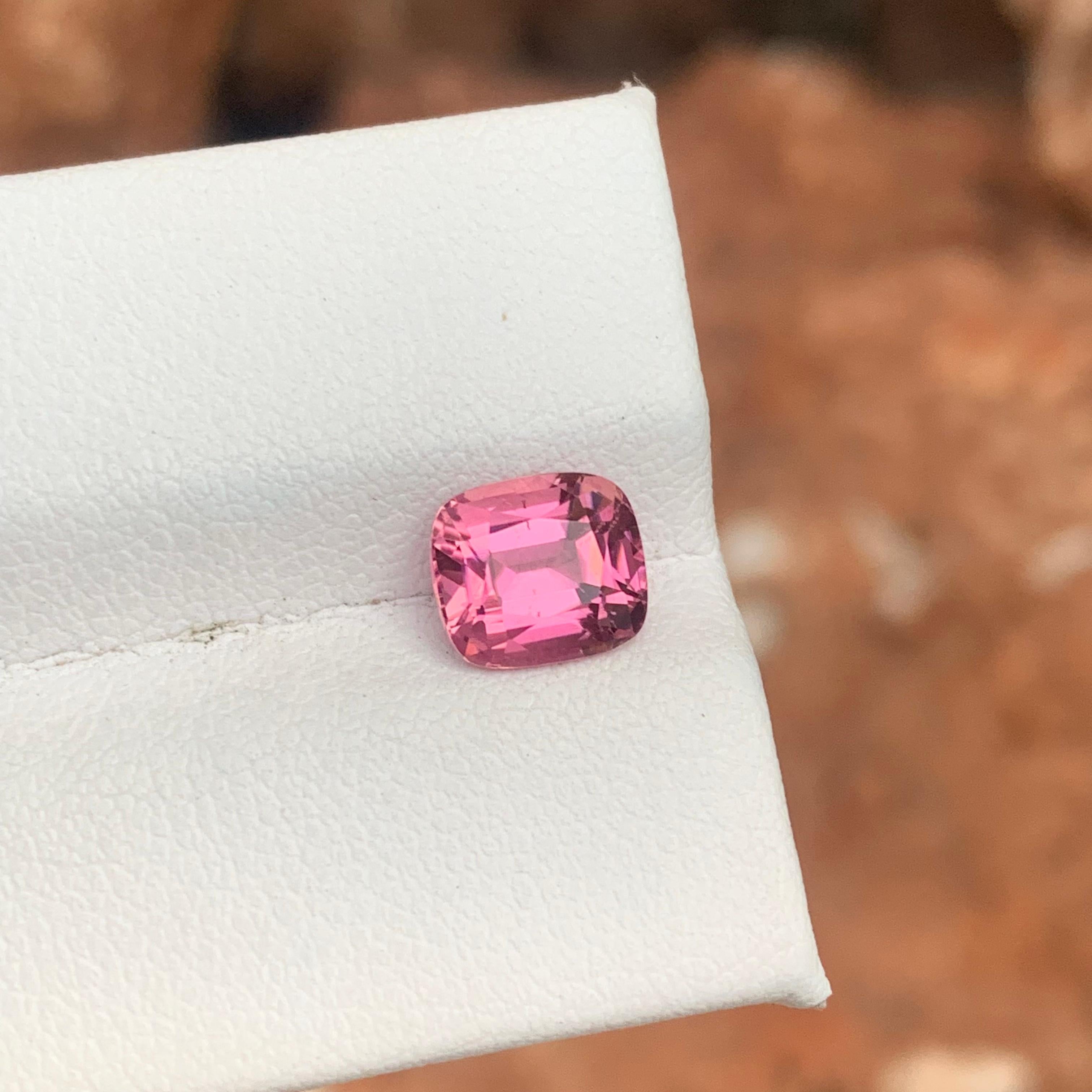 Pierre précieuse non sertie, tourmaline rose pâle naturelle de 1,90 carat, provenant d'une mine d'Afghanistan en vente 1