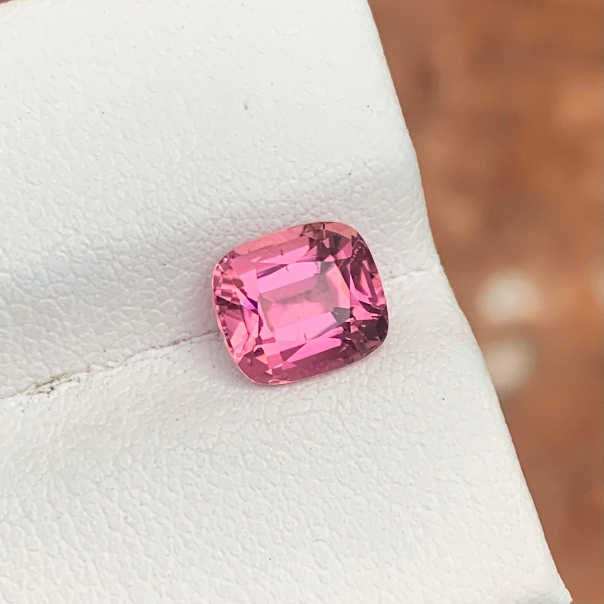 Pierre précieuse non sertie, tourmaline rose pâle naturelle de 1,90 carat, provenant d'une mine d'Afghanistan en vente 2